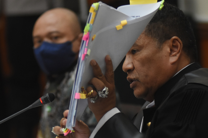 Pengacara dari terdakwa mantan Kapolda Sumatra Barat Irjen Pol Teddy Minahasa (kiri), Hotman Paris Hutapea (kanan).