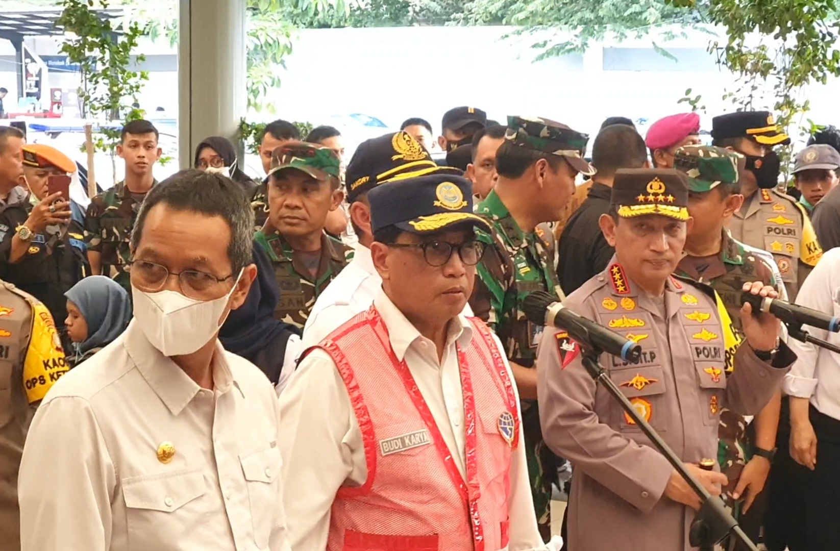 Kapolri Jenderal Listyo Sigit Prabowo bersama Menhub Budi Karya Sumadi dan Pj Gubernur DKI Jakarta Heru Budi Hartono.