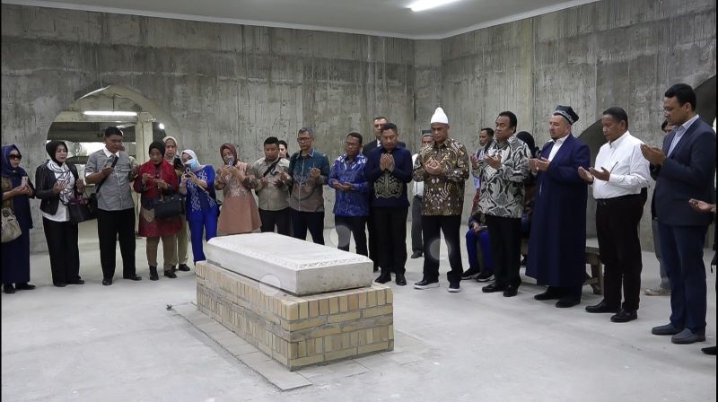 Wakil ketua DPR Rachmat Gobel melakukan ziarah ke makam Imam Bukhori di Samarkand, Uzbekistan