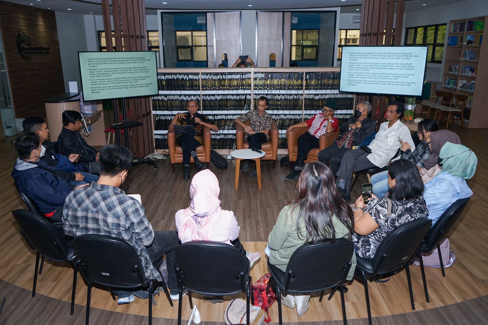 Sesi diskusi bersama para pakar kehutanan diselenggarakan Sustainitiate di Bandung beberapa waktu lalu.