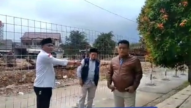 Jalan umum di Pondok Kacang Timur, Tangsel, yang dipagar.