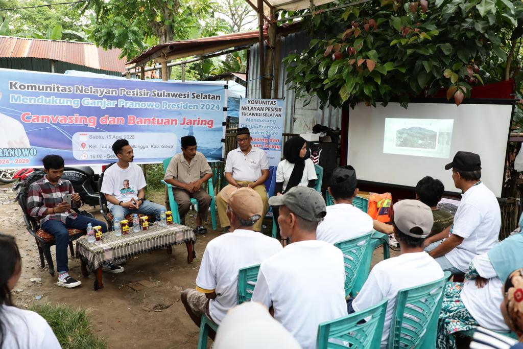 Komunitas Nelayan Pesisir berdialog dengan para nelayan di Kabupaten Gowa, Sulawesi Selatan, sebelum menyerahkan bantuan