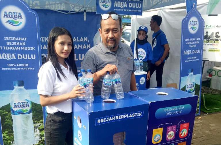Kegiatan di salah satu booth Kampanye Mudik Bijak Sampah Danone-AQUA, di salah satu rest area pada ruas jalan tol pulau Jawa, Kamis (20/4).