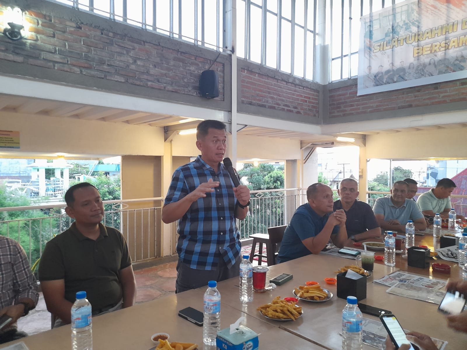 Komandan Korem (Danrem) 131/Santiago Brigjen TNI Mukhlis pamit kepada wartawan di Manado karena pindah tugas ke Papua