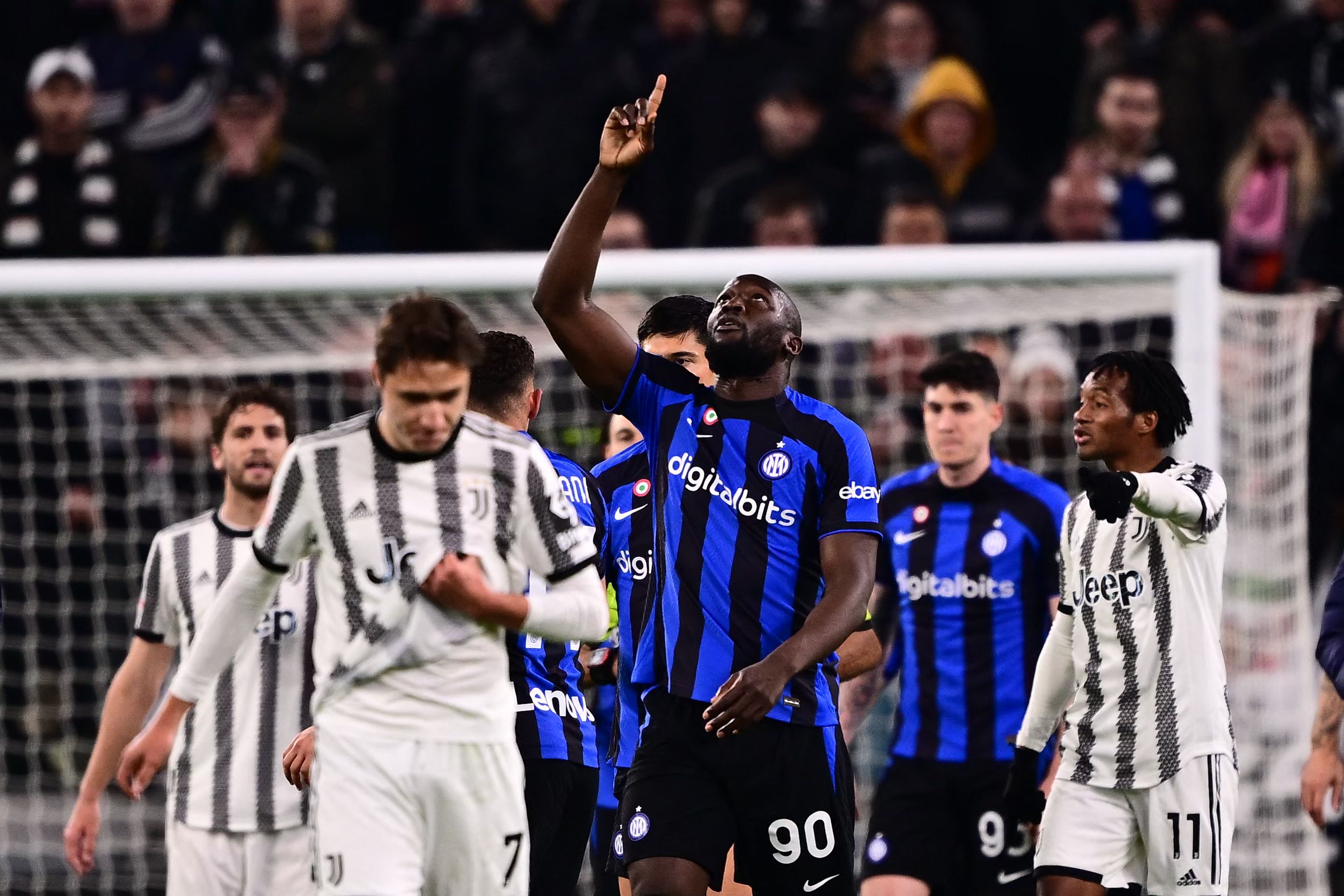 Penyerang Inter Milan Romelu Lukaku (tengah) melakukan selebrasi usai mencetak gol ke gawang Juventus di laga Coppa Italia.