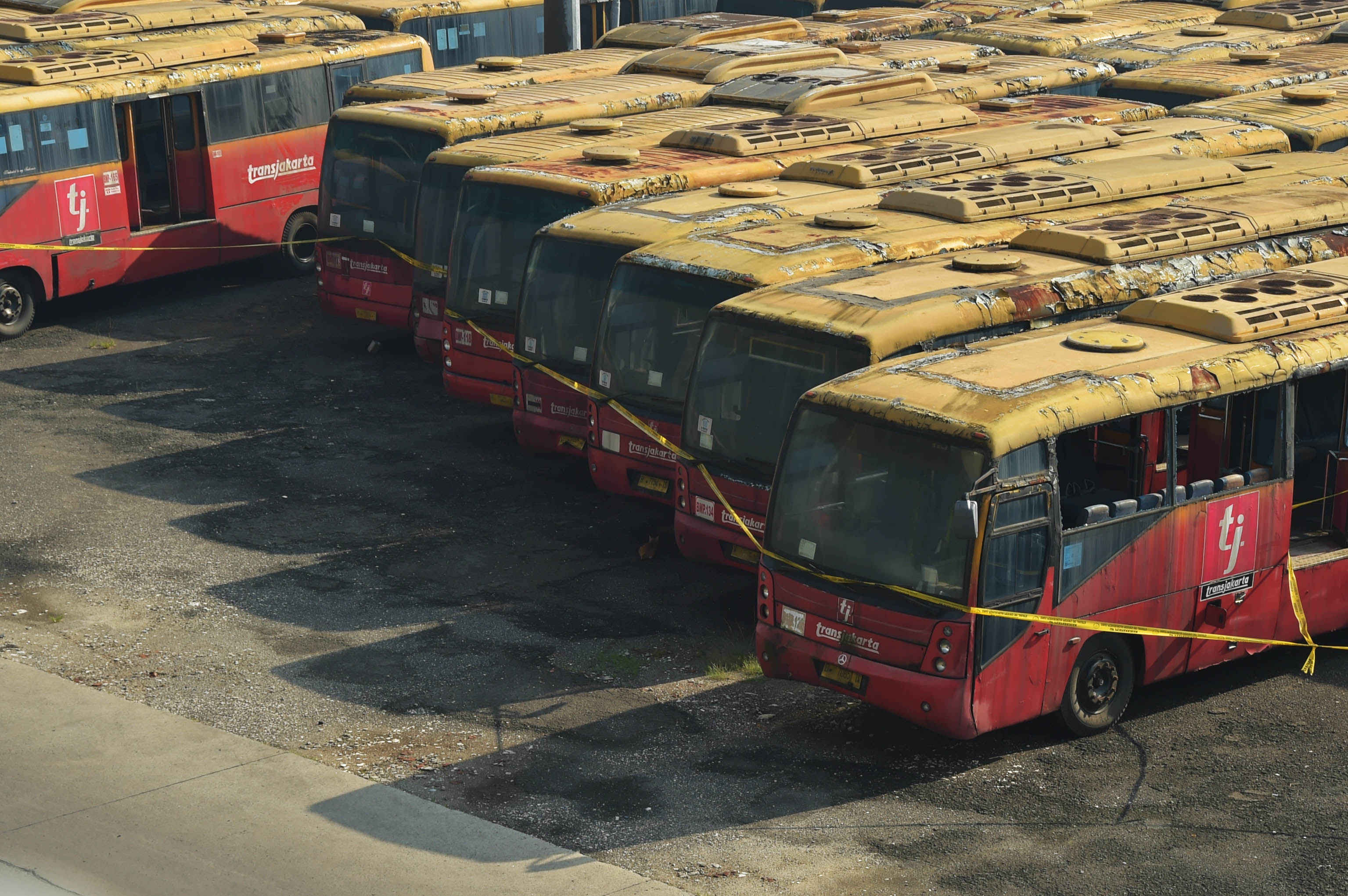 Deretan bus Transjakarta yang terbengkalai di Terminal Terpadu Pulo Gebang, Jakarta Timur, Minggu (9/4/2023)