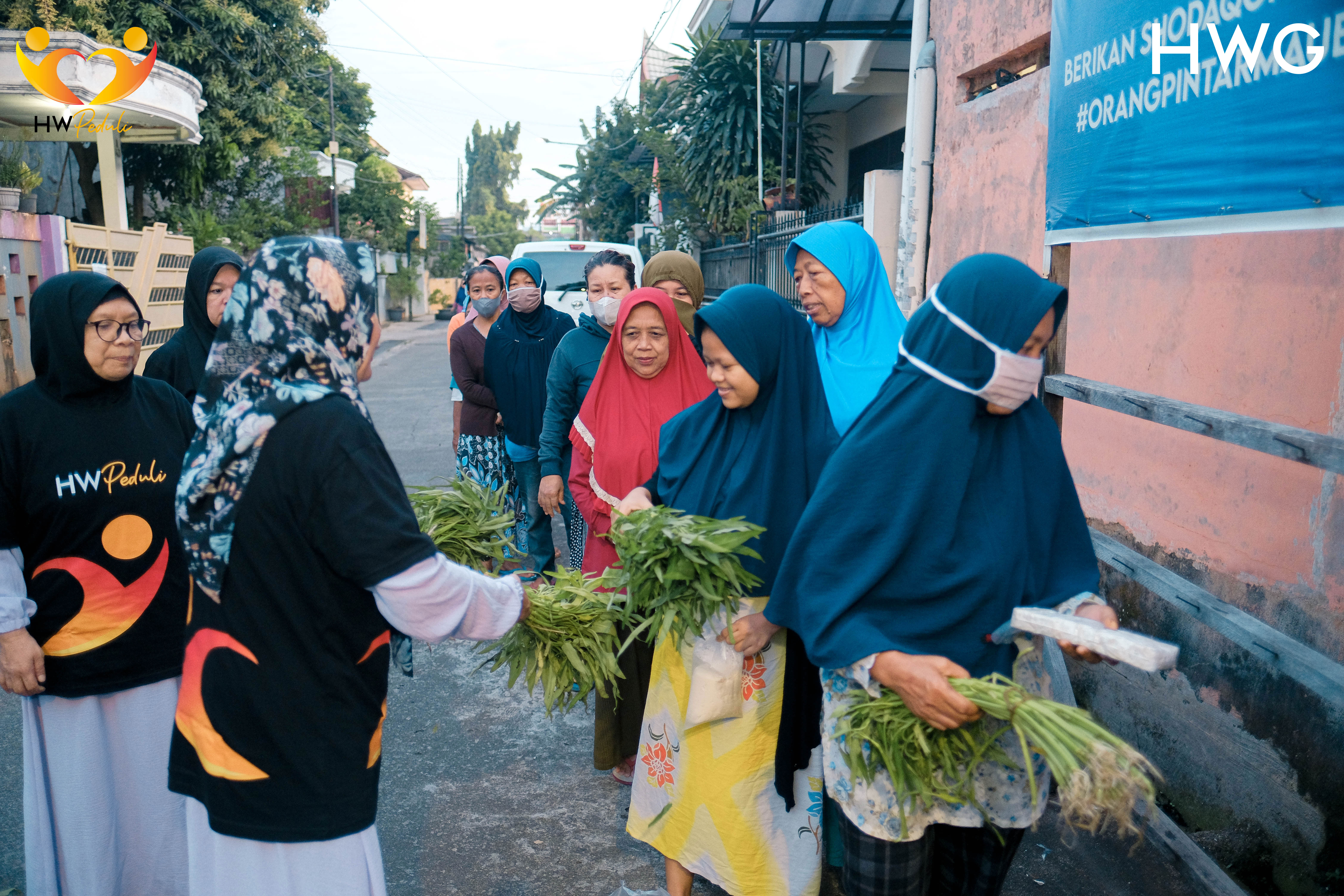 HW Peduli dan Yayasan The Amir Center membagikan paket sayuran dan lauk pauk kepada warga di Pesanggrahan, Jakarta Selatan.