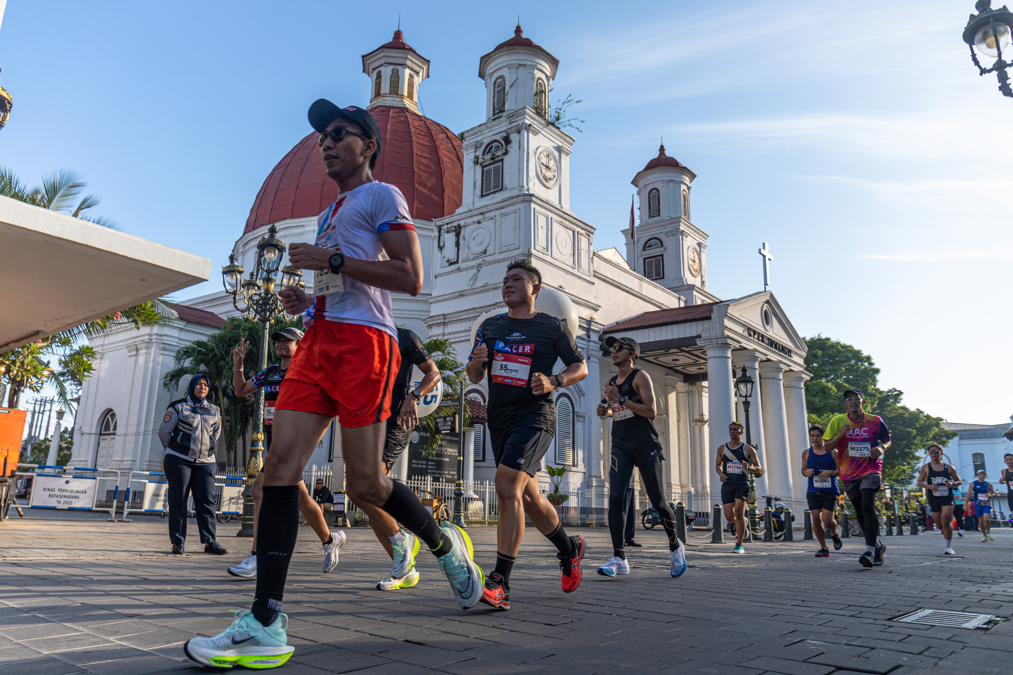  Sejumlah pelari melintasi Gereja GPIB Imanuel (Gereja Blenduk) di Kawasan Cagar Budaya Nasional Kota Lama Semarang, Jawa Tengah.