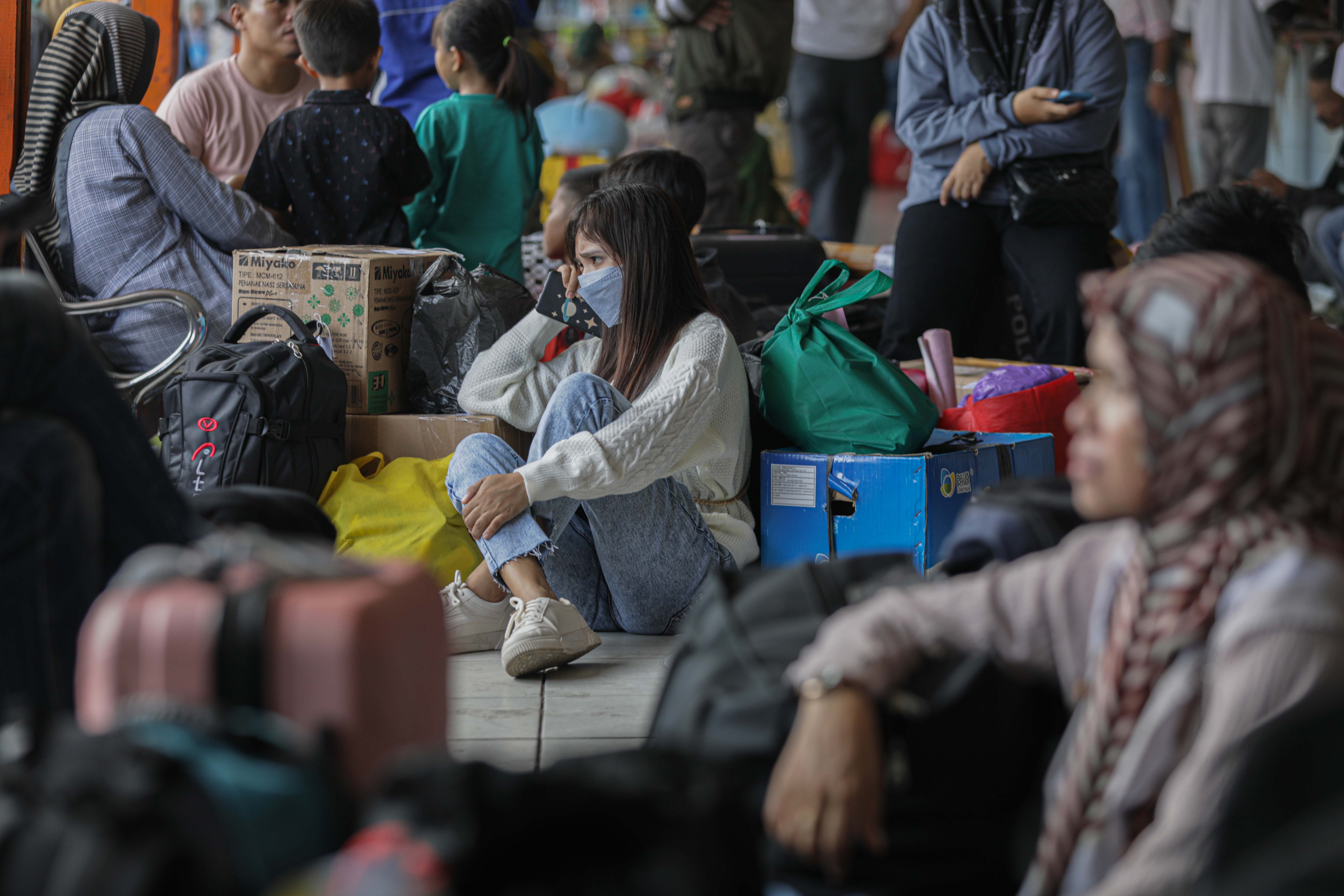  Pemudik tujuan Sumatera menunggu bus AKAP yang akan mengangkut mereka di Terminal Kalideres, Jakarta Barat