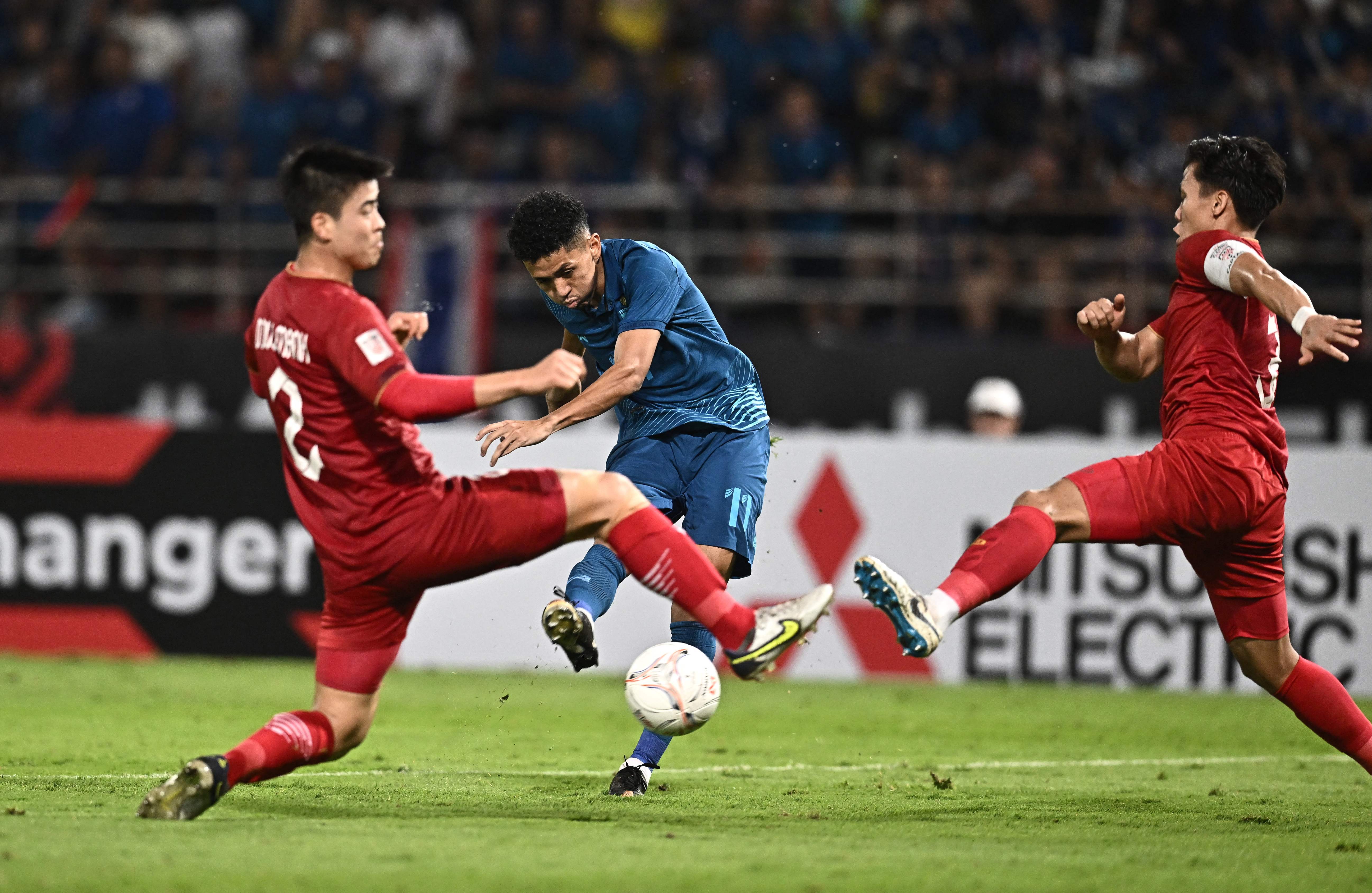 Ilustrasi Timnas Thailand (berbaju biru).