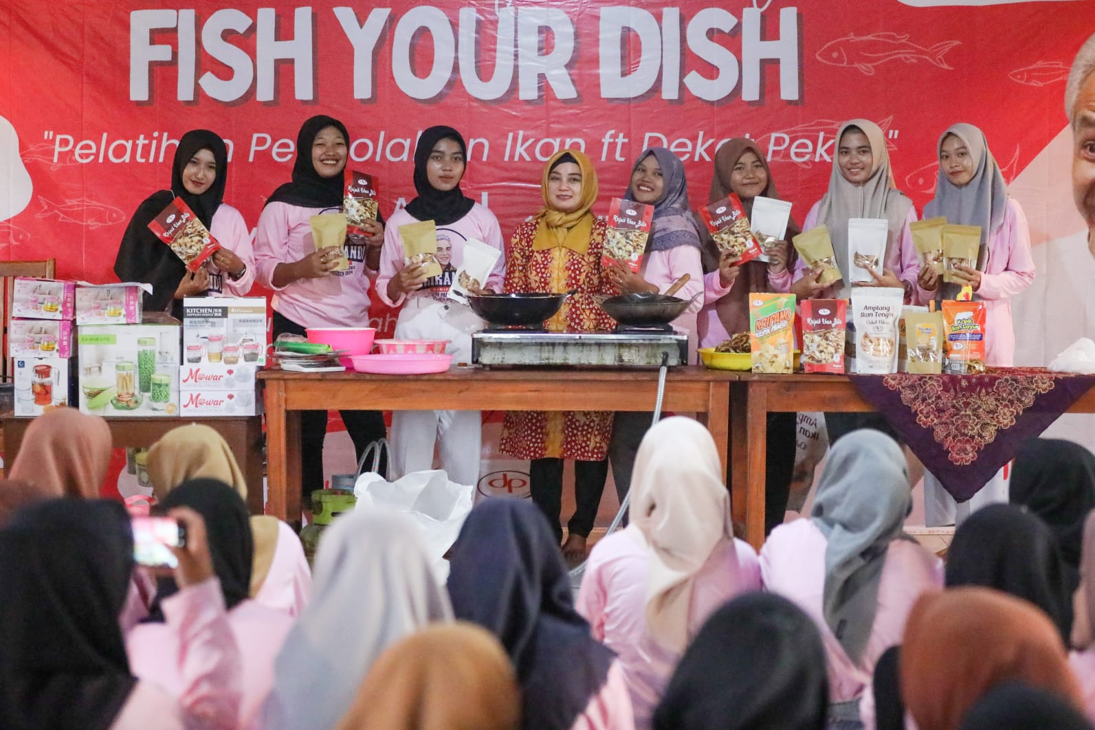 Pelatihan membuat makanan olahan ikan oleh Srikandi Ganjar