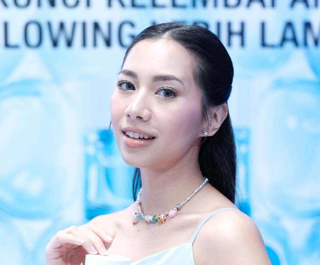 Cegah dehidrasi dapat meningkatkan kecerahan kulit secara merata sehingga kulit tampak lebih sehat.