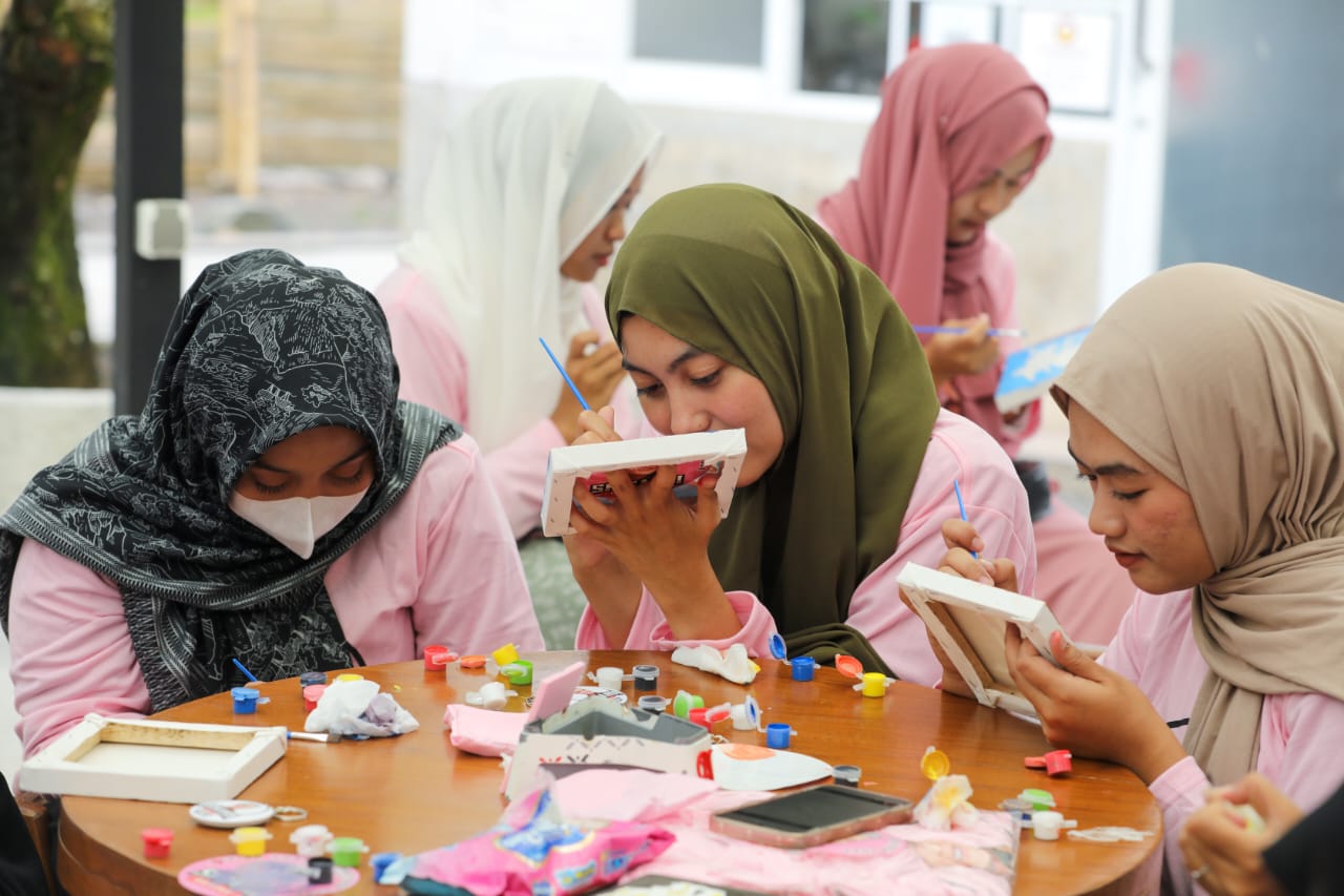 Pelatihan seni lukis kaligrafi yang digelar Srikandi Ganjar Sukabumi