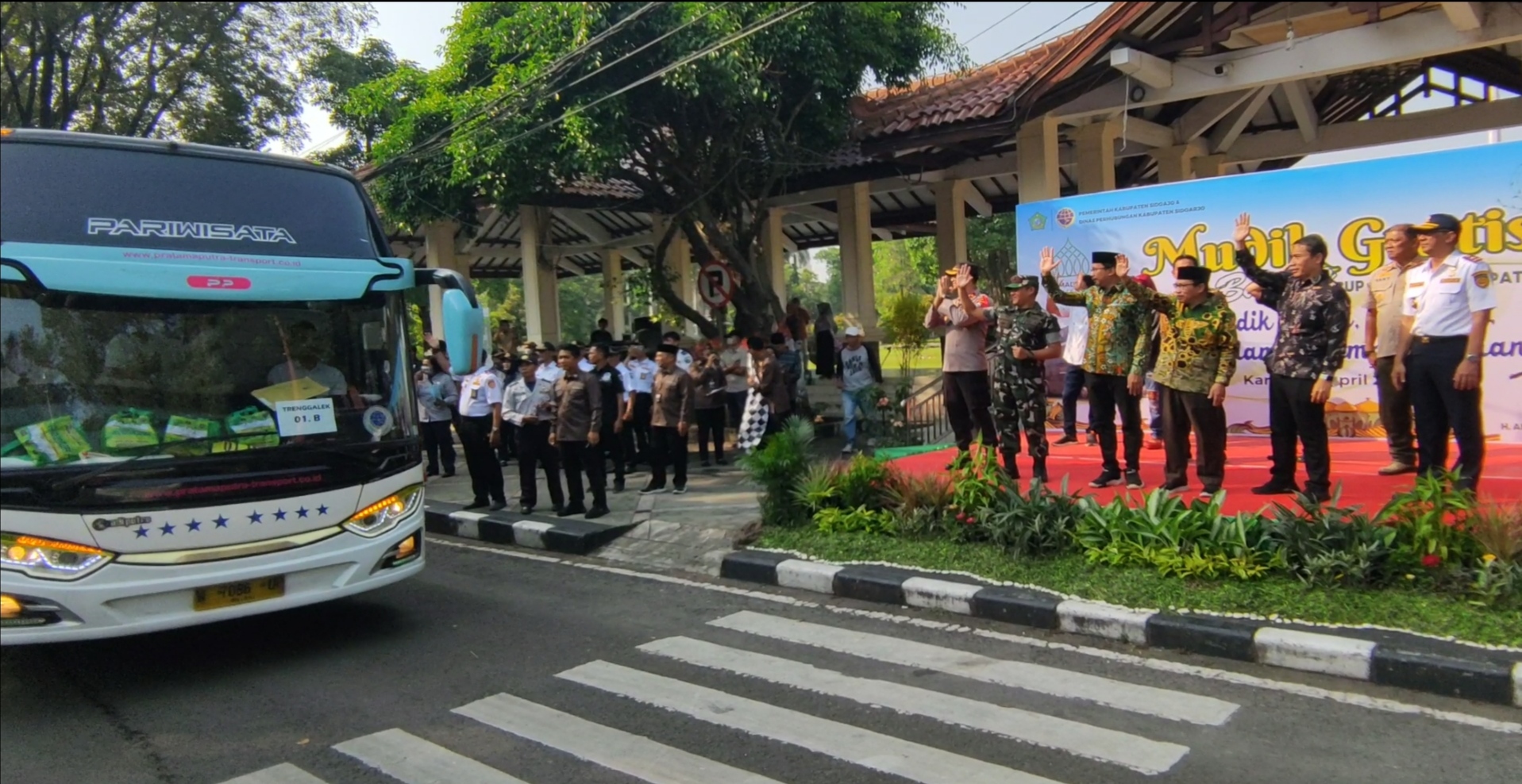 Bupati Sidoarjo, Jawa Timur, Ahmad Muhdlor Ali melepas warga peserta mudik gratis.