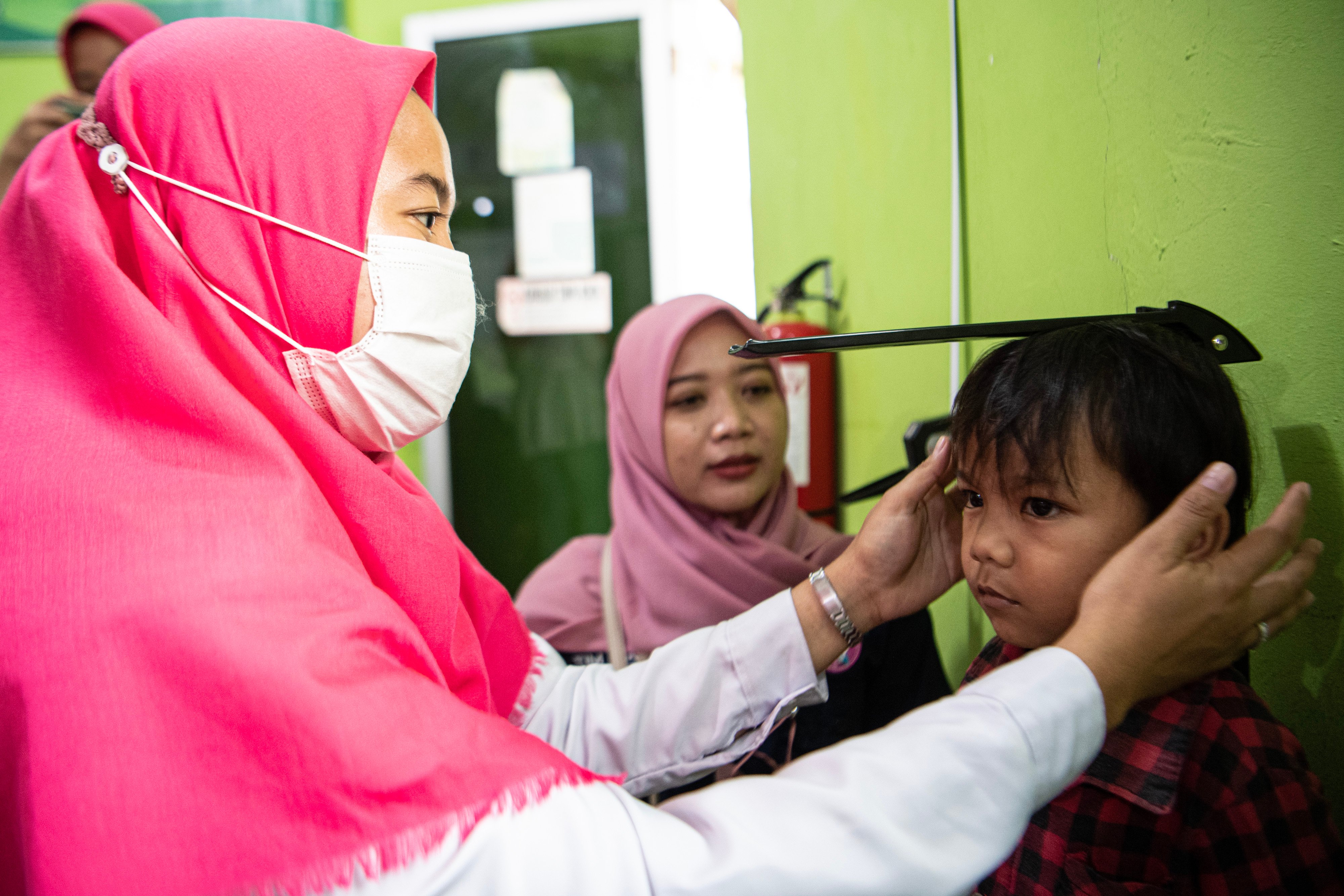 Petugas kesehatan mengukur tinggi badan balita saat pelaksanaan program Penanganan Anak Kurang Gizi atau Stunting (Pak Ginting) di Puskesmas