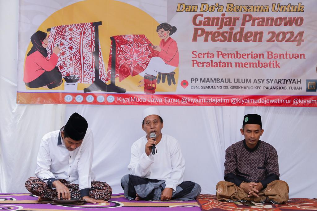 Sejumlah kiai muda turun ke pesantren guna membekali santri dengan kemampuan membatik 
