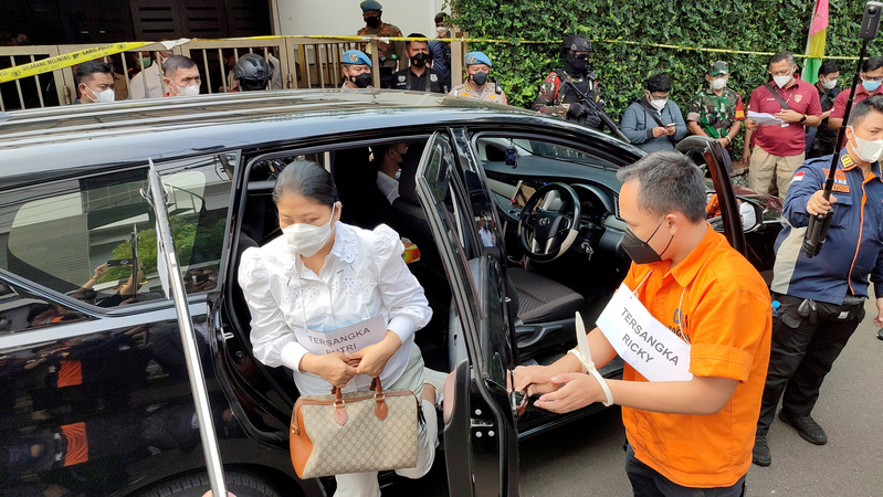 Putri Candrawati (kiri) dan Ricky Rizal (kanan) dalam  reka ulang di TKP