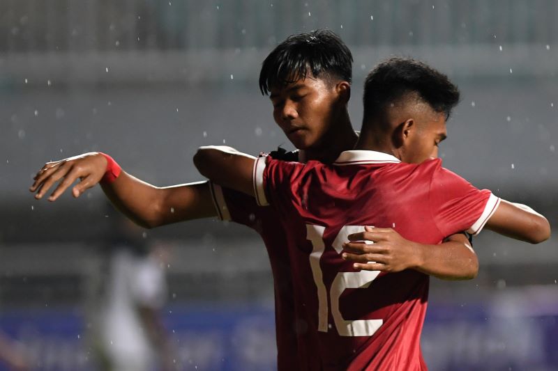 Pesepak bola Tim Nasional U-17 Indonesia Arkhan Kaka Putra (kiri) merangkul Muhammad Tegar (kanan) usai membobol gawang Tim Nasional Guam.