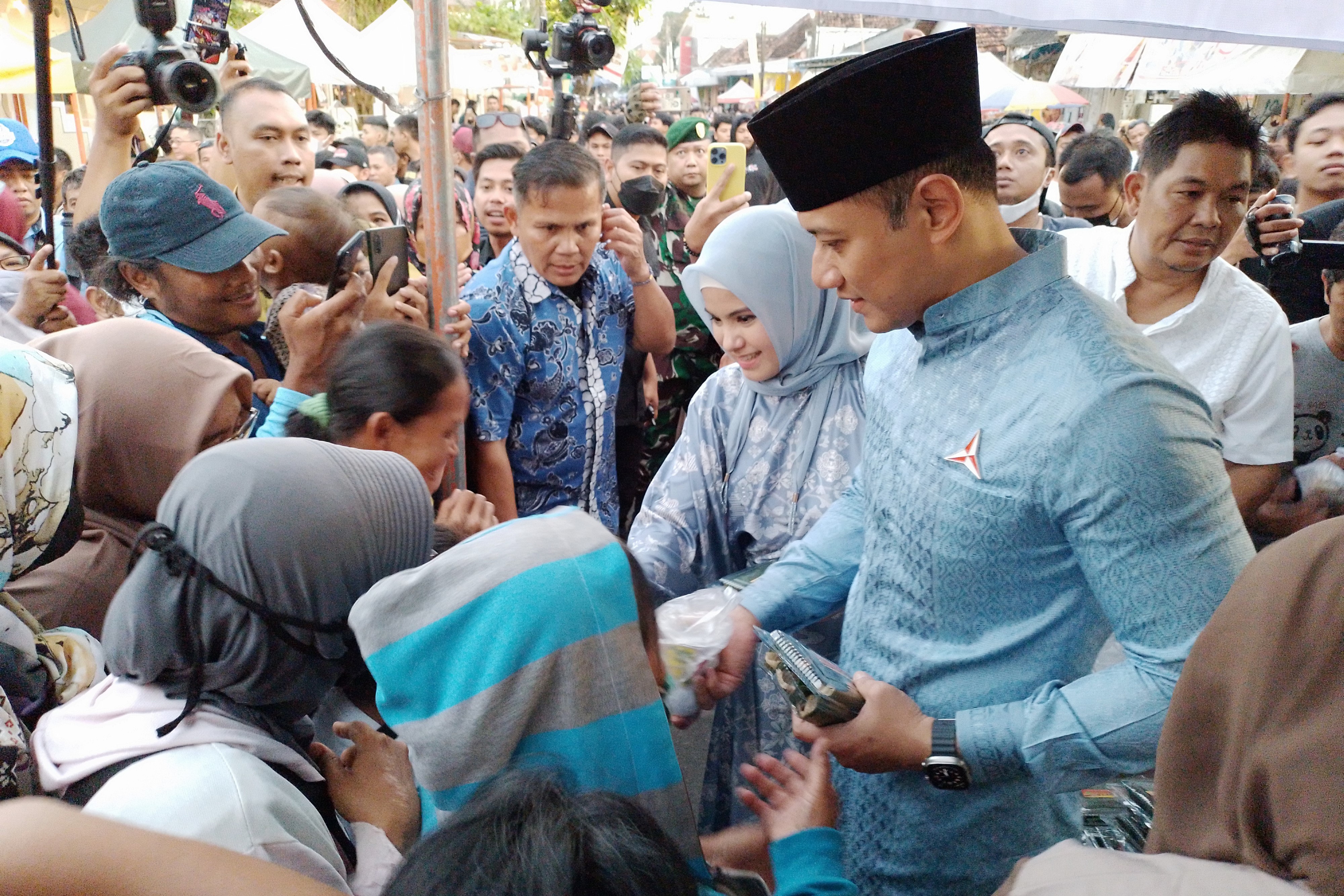 AHY Buka Puasa dan Salat Magrib di Masjid Mlinjon
