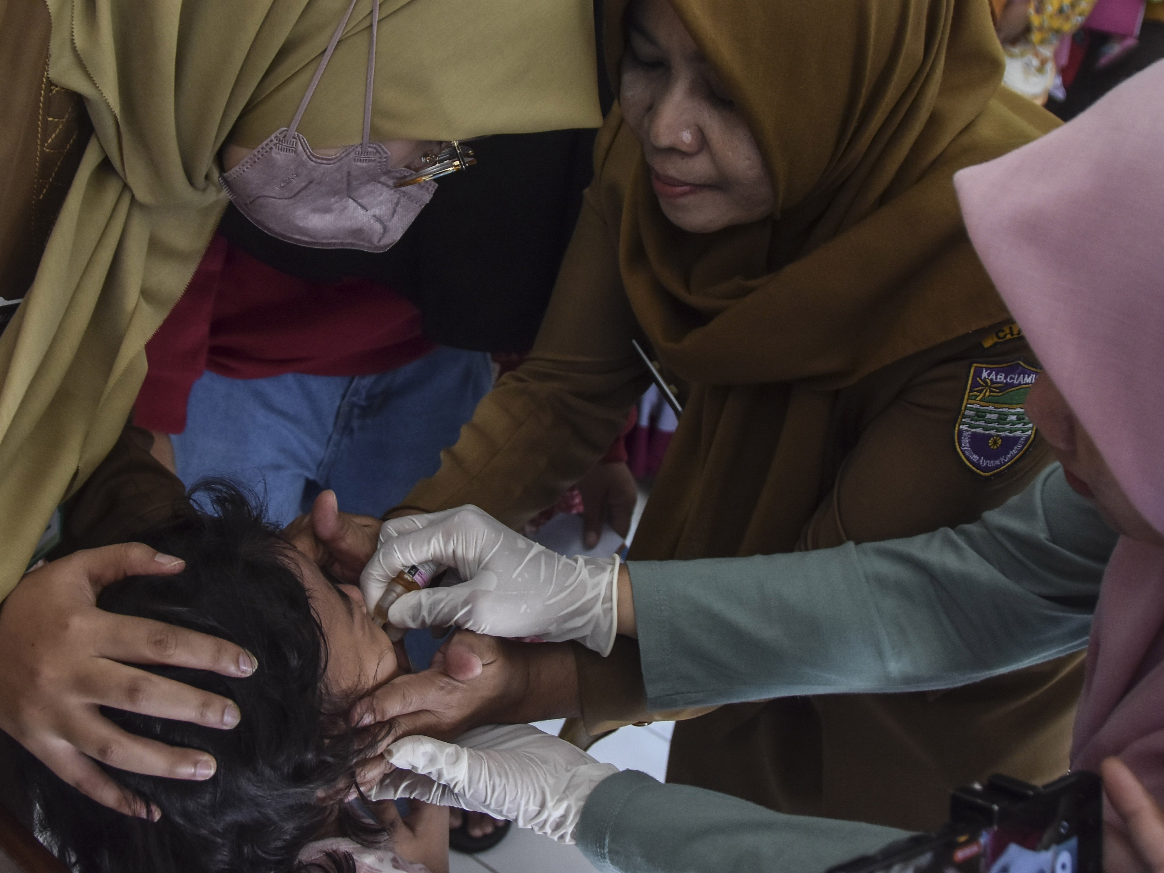 Seorang anak balita mendapatkan vaksinasi polio di Posyandu Aster, Kabupaten Ciamis, Jawa Barat, Senin (3/4/2023).