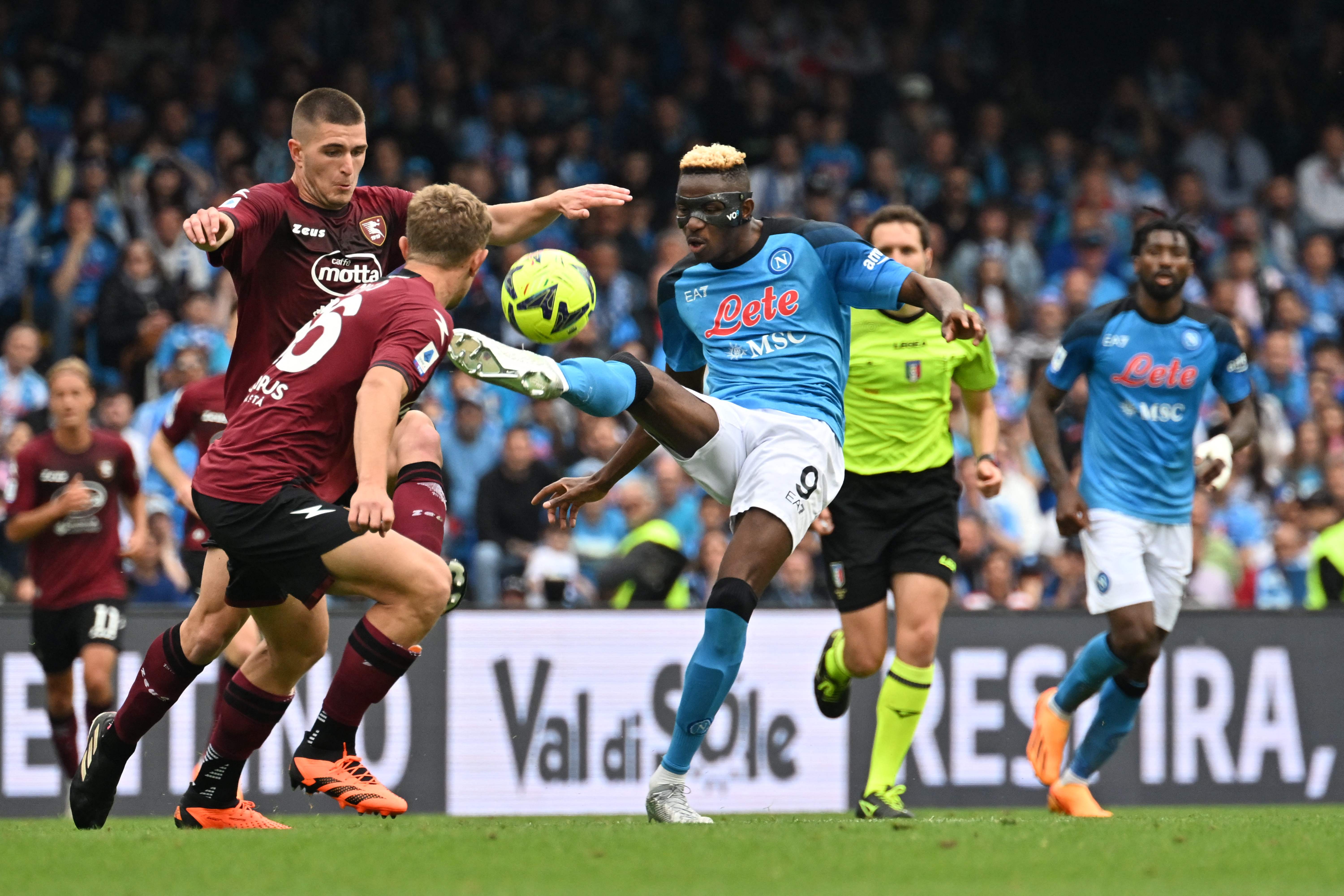 NAPOLI gagal mendulang poin penuh ketika melawan Salernitana demi mengamankan gelar Serie A, pada laga Minggu (30/4) malam.