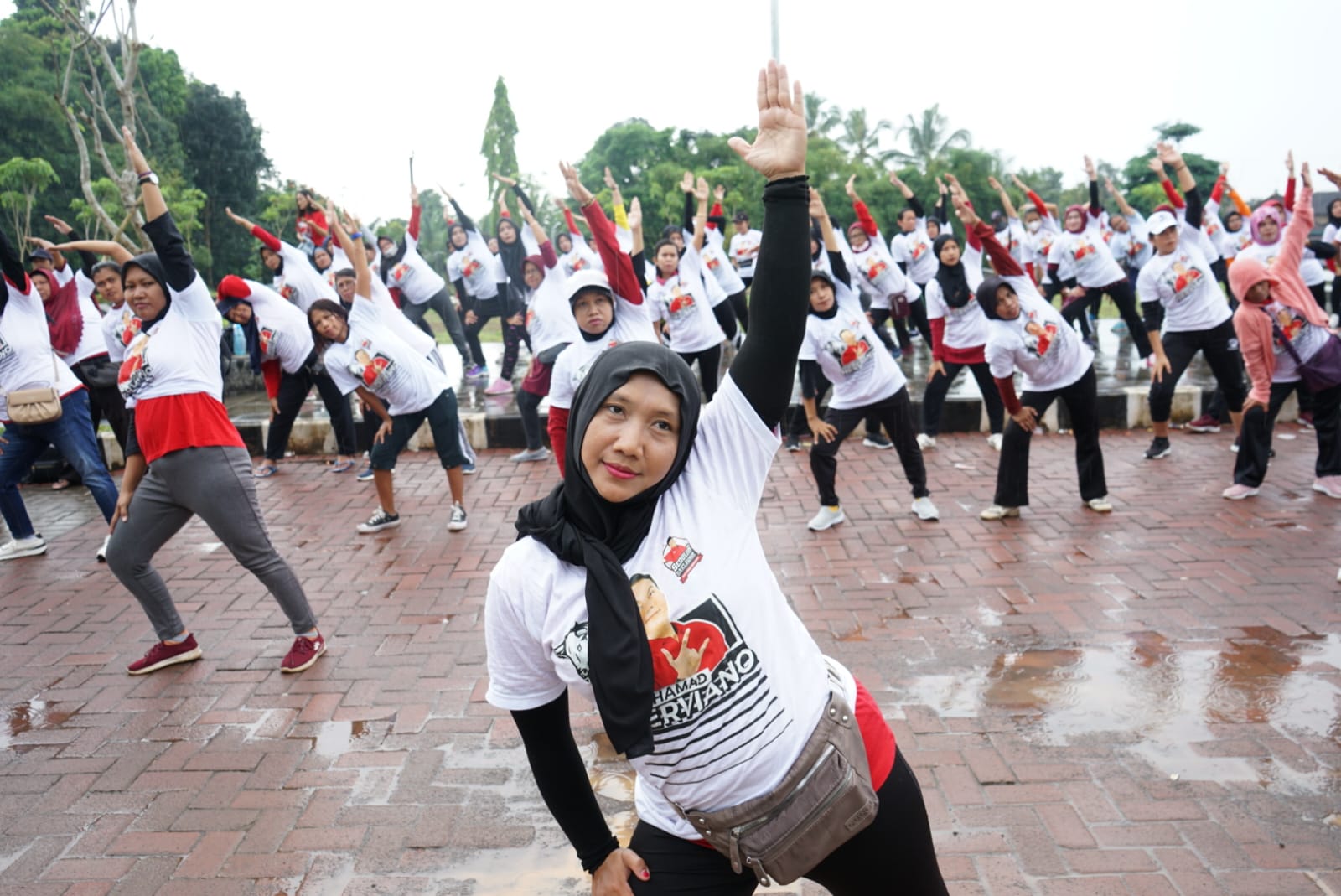 Relawan Sedulur Saklawase Gelar Senam Bersama yang Diikuti Emak-Emak 