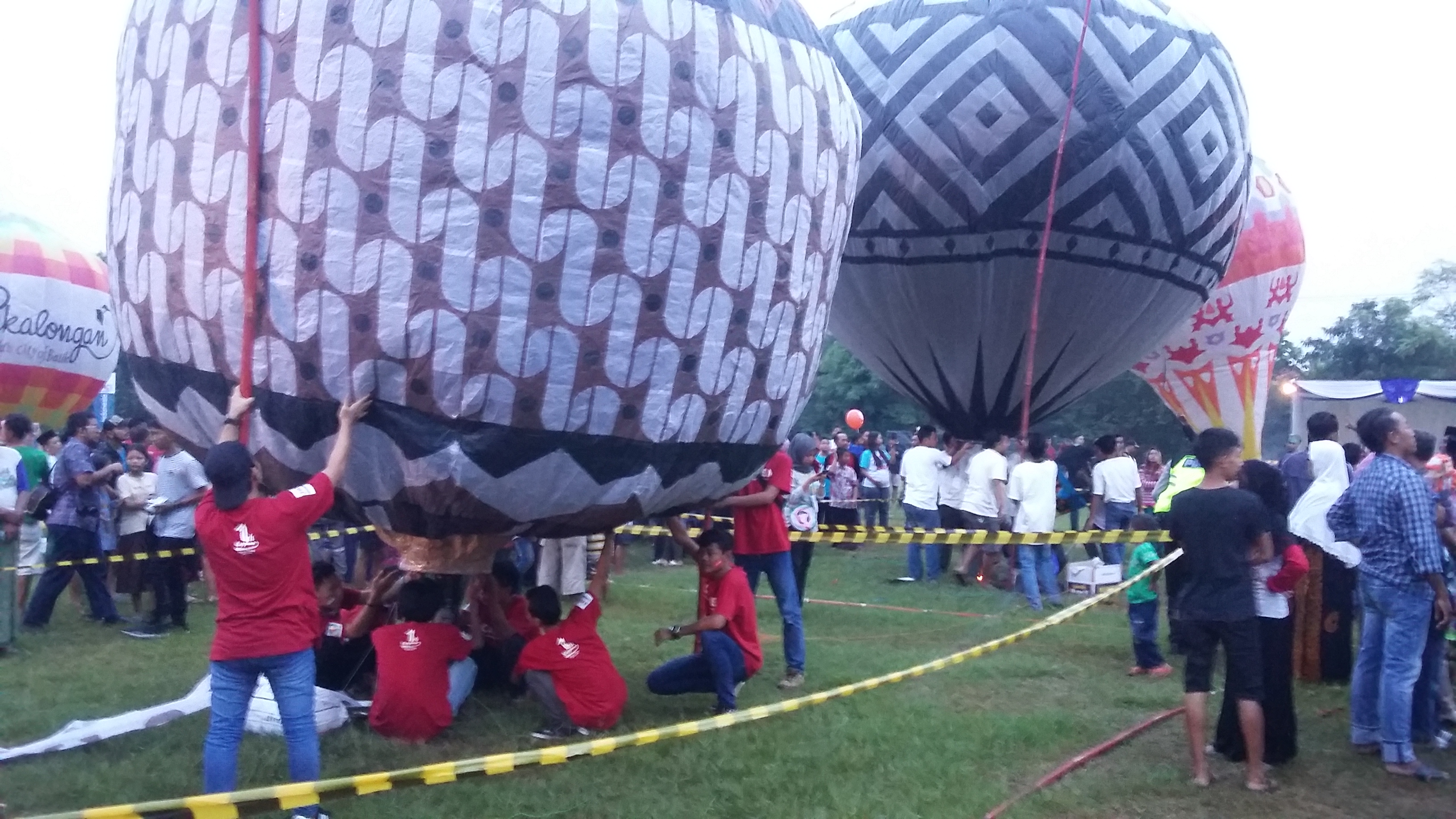 Peserta Festival Balon Pekalongan 2023 tengah mempersiapkan balon kreasi mereka