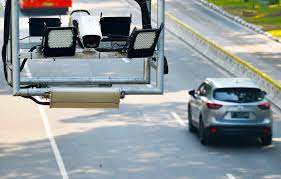 Perangkat 'Electronic Traffic Law Enforcement' (ETLE) yang dipasang di atas jalan raya.