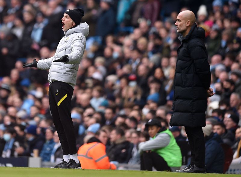 Pelatih Manchester City Pep Guardiola dan mantan pelatih Chelsea Thomas Tuchel tengah berada di pinggir lapangan.