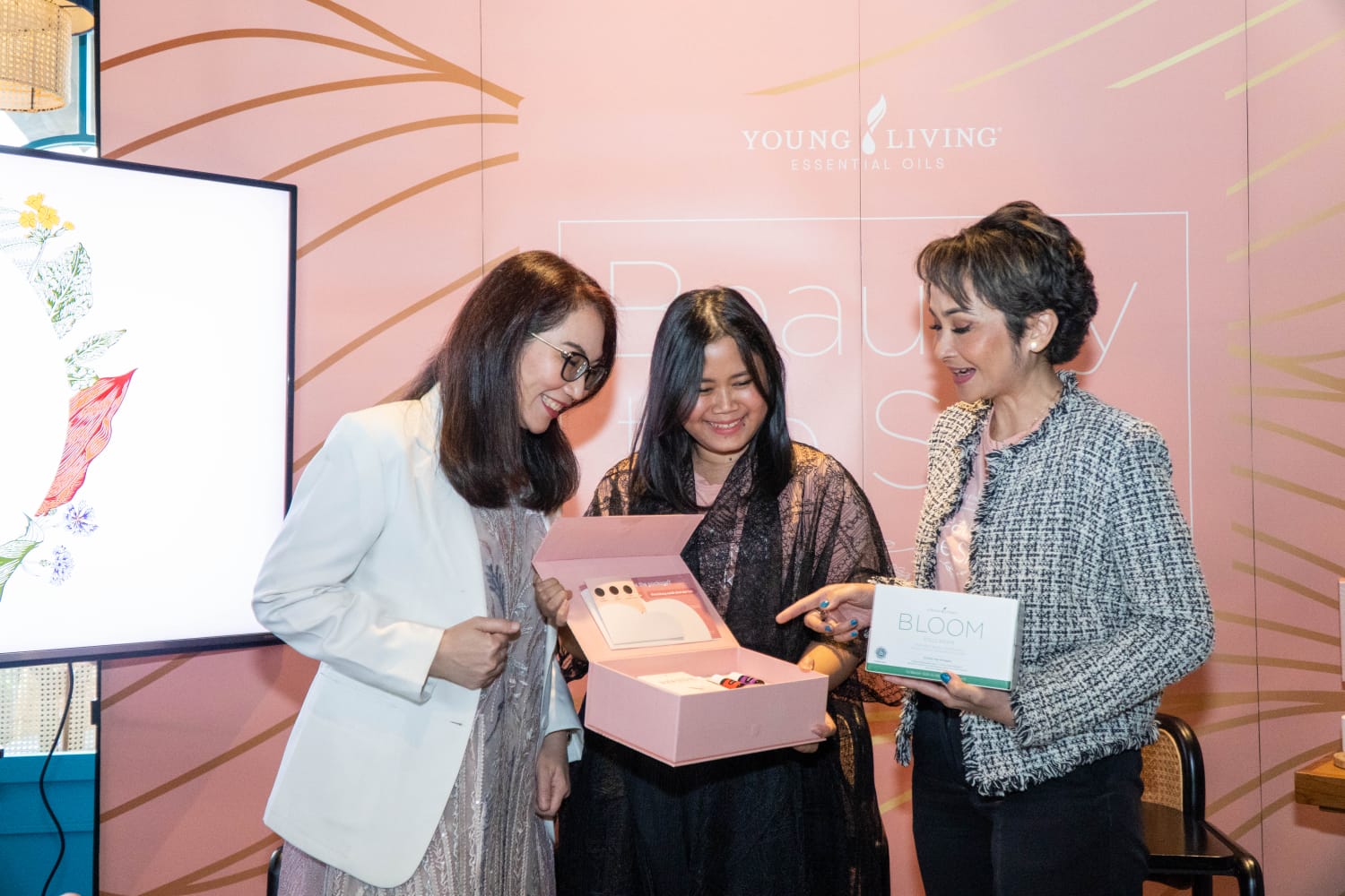 Sejumlah pakar kecantikan dan kulit mendiskusikan produk terbaru Young Living Indonesia