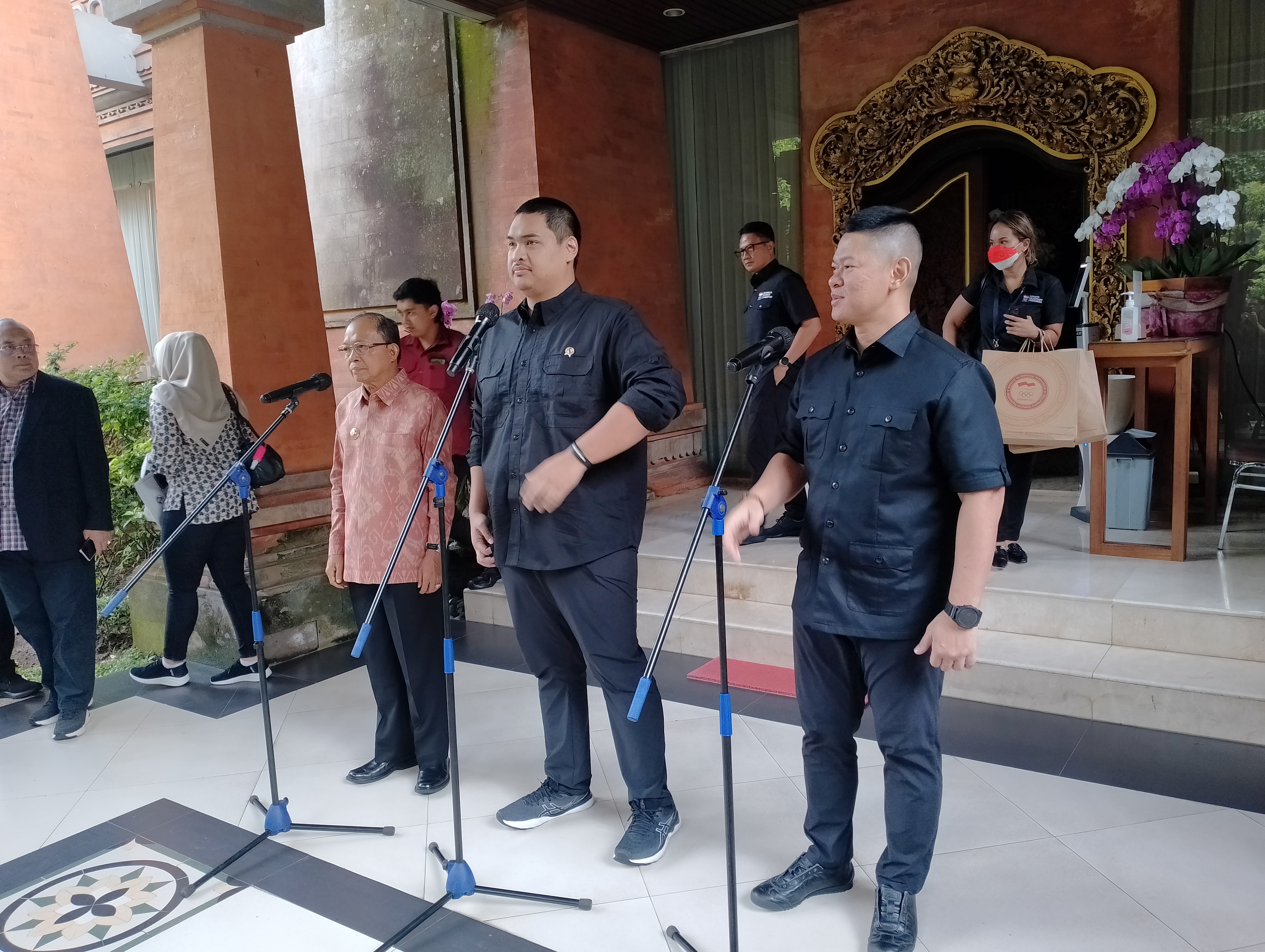 Gubernur Bali I Wayan Koster (kiri) memberi keterangan pers usai bertemu Menpora Ario Bimo Nandito Aritejoe dan Ketua KOI Raja Sapta.