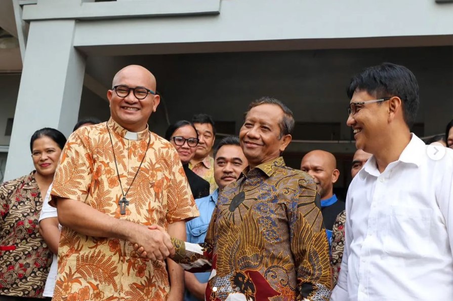 Kunjungi Batam, Mahfud MD Bertemu Romo Paschalis, Aktivis Pekerja Imigran 