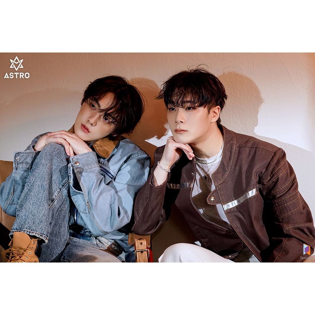 Moonbin (kanan) dan Sanha (kiri).