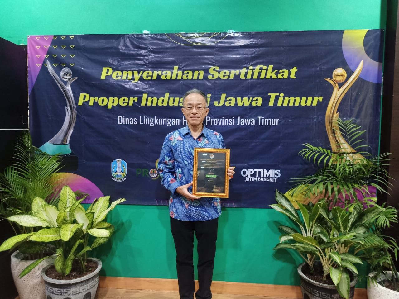 Presiden Direktur PT Smelting Hideya Sato menerima Sertifikat ROPER Hijau.