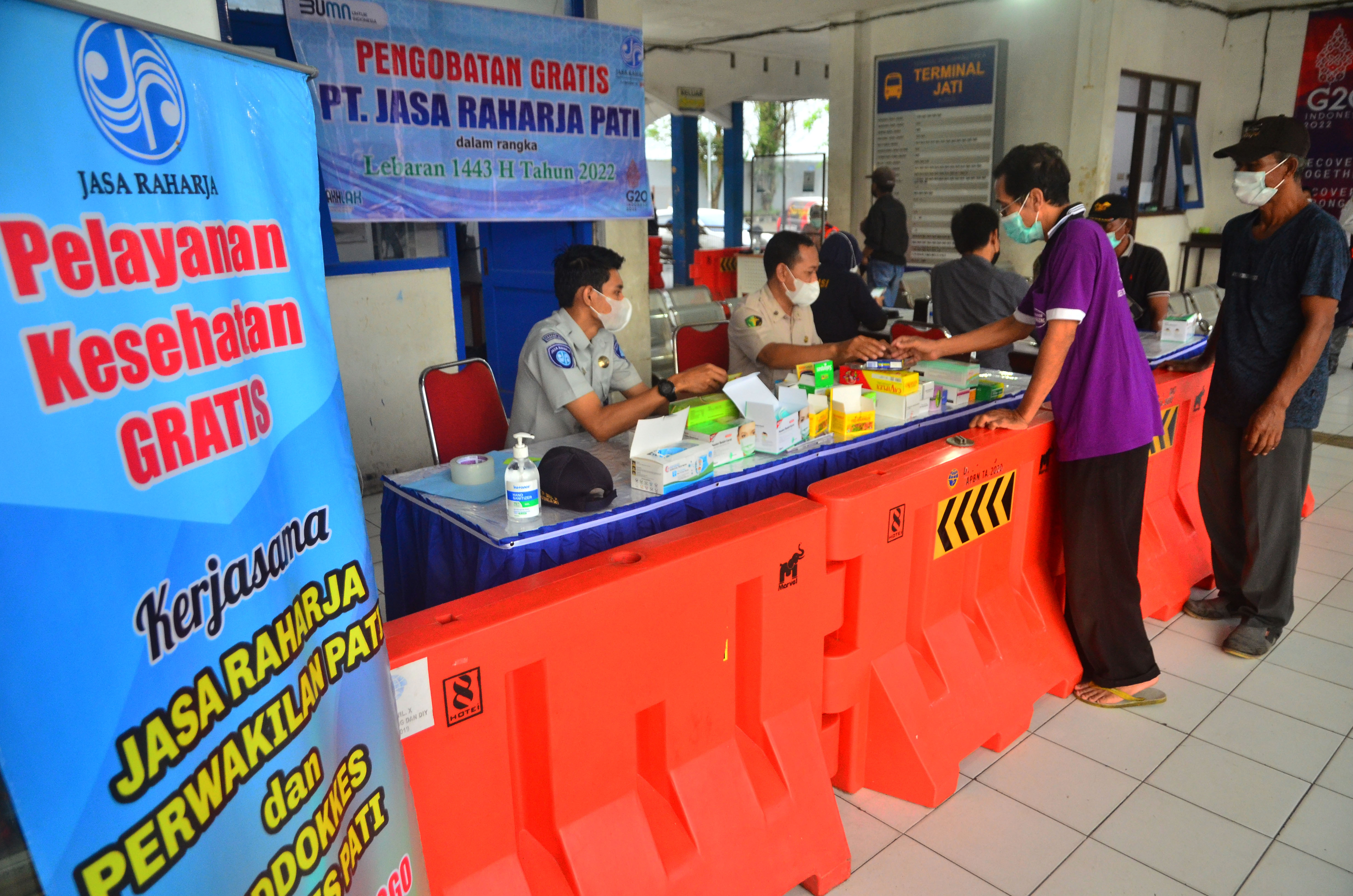 Petugas kesehatan memberi obat kepada sopir saat pelayanan kesehatan gratis di Terminal Induk Jati, Kudus, Jawa Tengah, Selasa (26/4/2022).