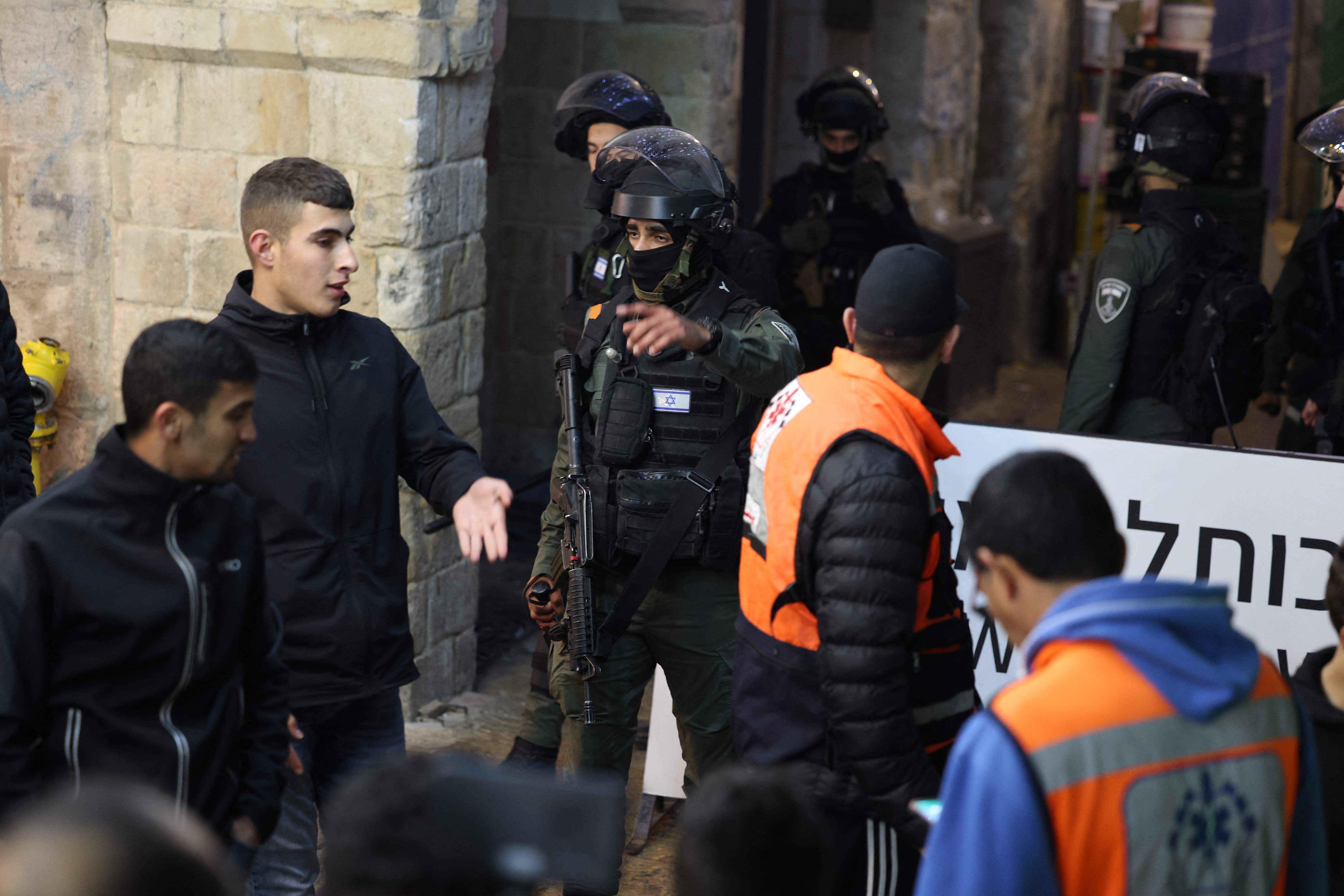 Sejumlah tentara Israel terlihat seusai mereka mengusir jemaah yang tengah beribadah di Masjid Al Aqsa.