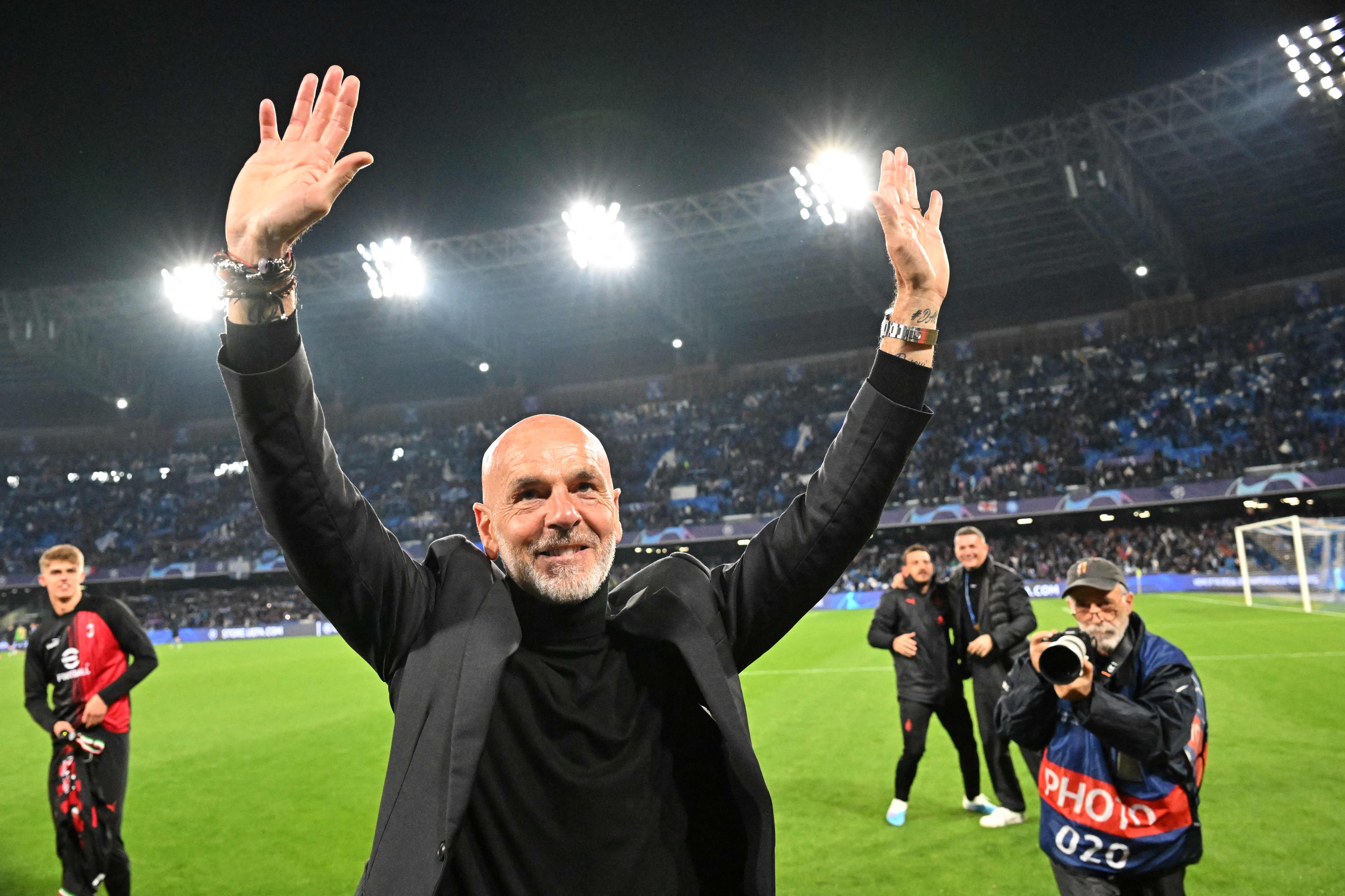 Pelatih AC Milan Stefano Pioli menyapa para pendukung usai mengalahkan Napoli di laga perempat final Liga Champions.