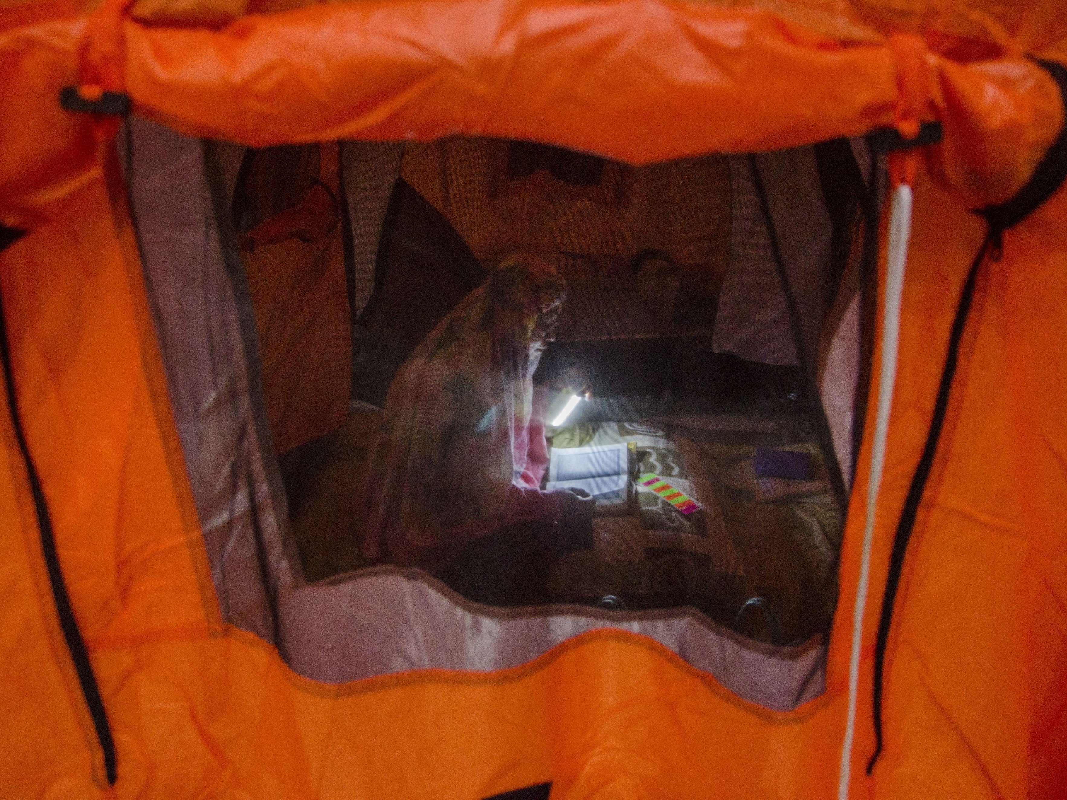 Jemaah membaca Al-Qur'an saat beriktikaf di Masjid Raya Habiburahman, Bandung, Jawa Barat, Rabu (12/4/2023) dini hari.