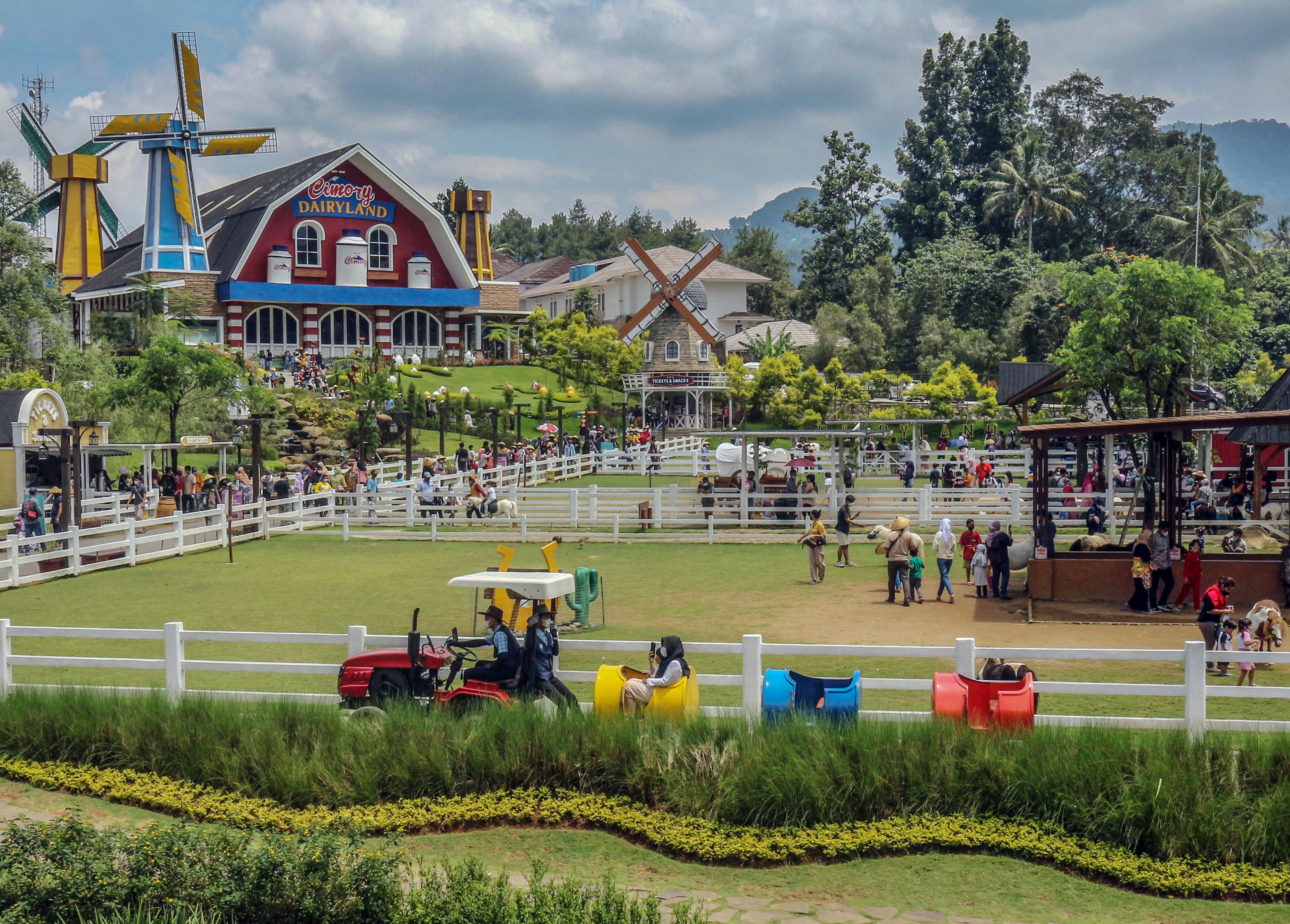 Wisatawan memadati Cimory Dairy Land di Puncak, Jawa Barat. 