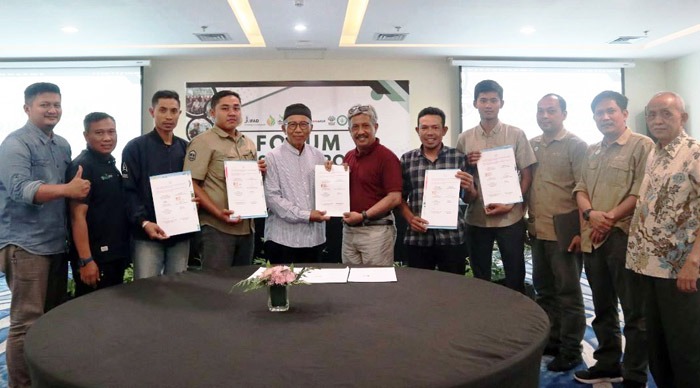 Pemangku kepentingan menandatangani perjanjian kerja sama wirausah pertanian disaksikan Direktur Polbangtan Malang, Setya Budhi Udrayana