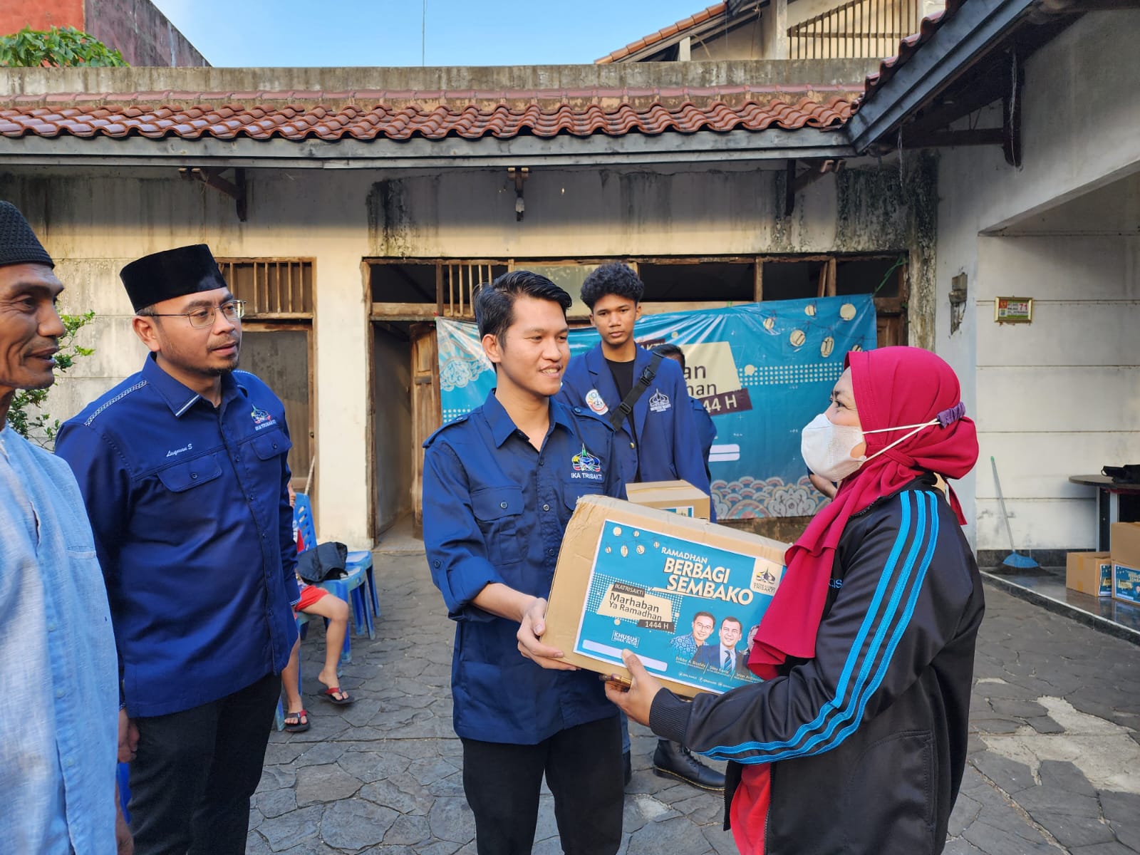 Panitia Berkah Ramadan IKA Trisakti membagikan sembako kepada warga kurang mampu di Kota Bekasi