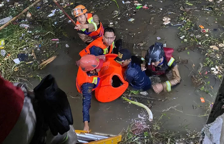 Jasad kakak adik yang tewas terseret banjir di gorong-gorong, Cipayung,Depok.