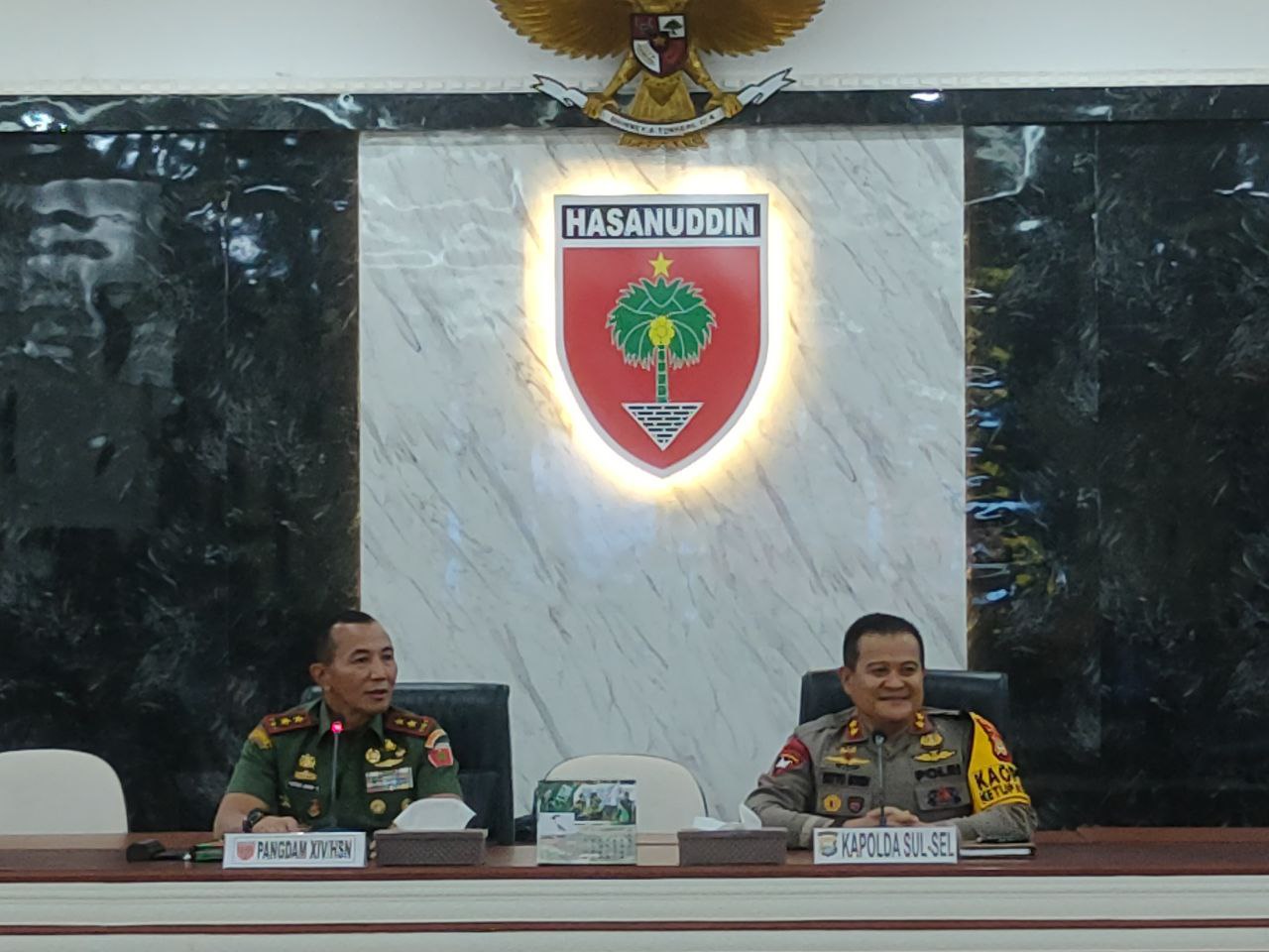 Pangdam XIV/ Hasanuddin Mayjen Totok Imam Santoso dan Kapolda Sulsel Irjen Setyo Boedi Moempoeni Harso memberikan keterangan pers. 