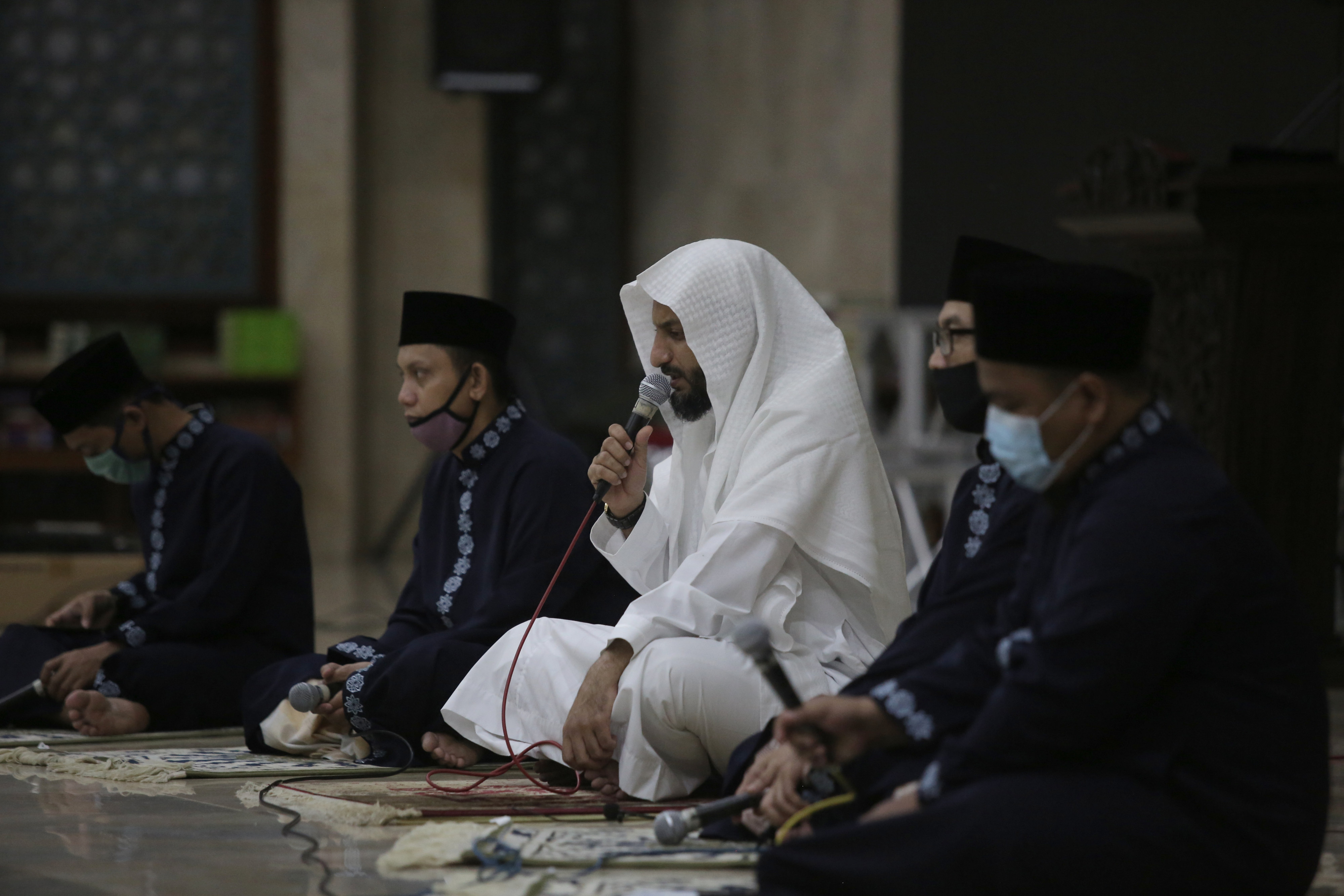 Malam takbiran di Masjid Sunda Kelapa, Jakarta.