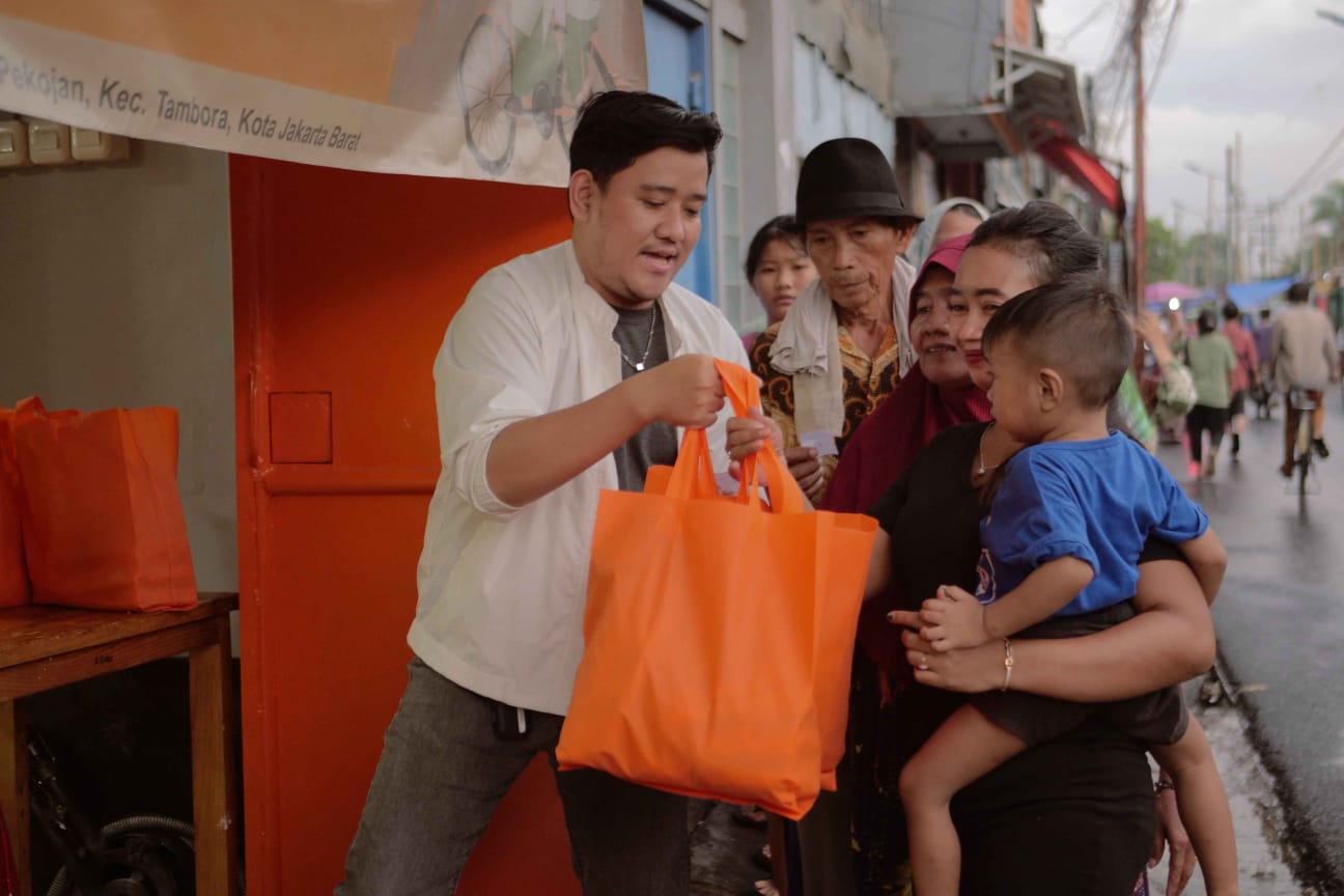 Perusahaan Marinated Pro membagikan paket Lebaran bagi warga kurang mampu di Pekojan, Tambora, Jakarta Barat.