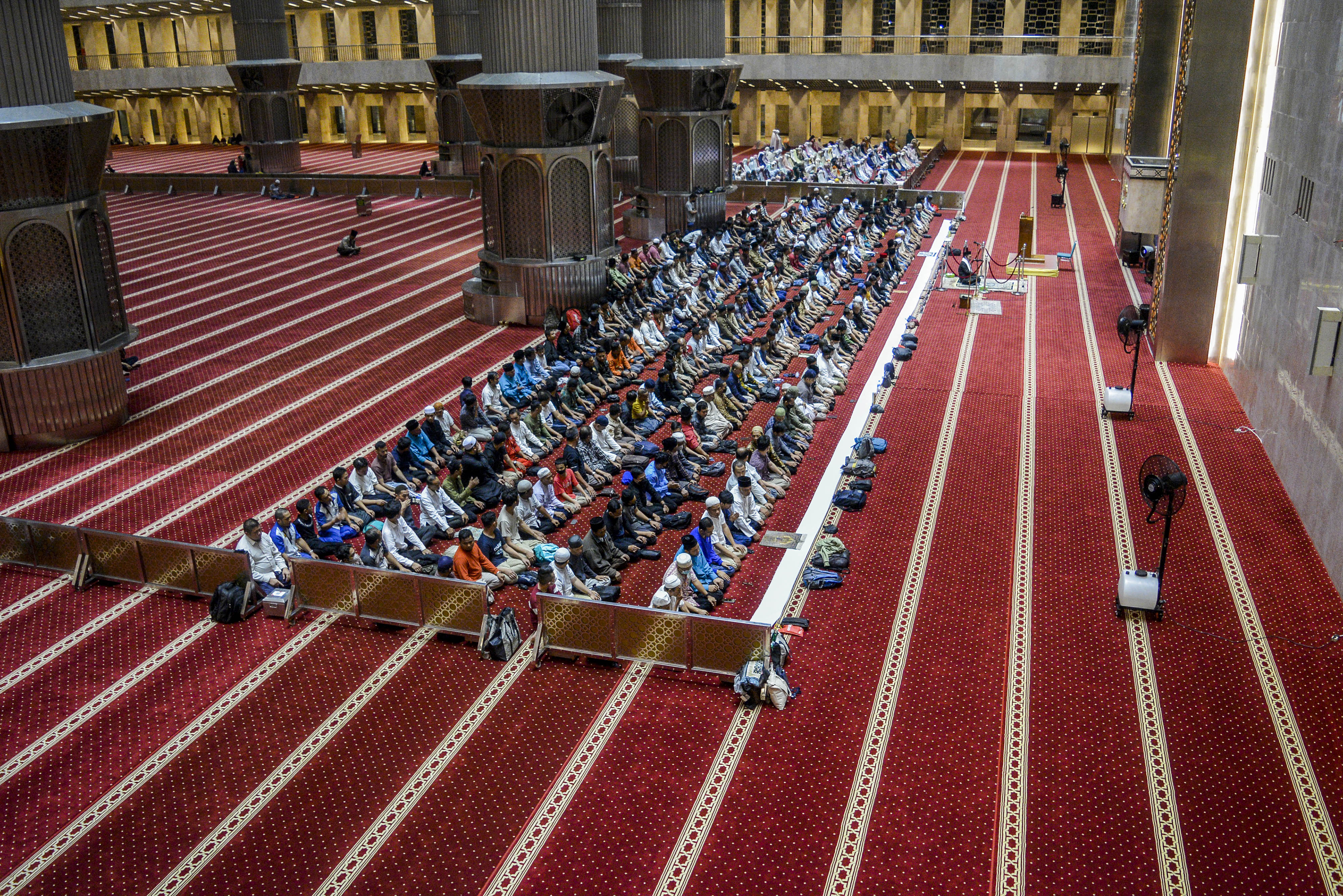 Umat Islam melaksanakan shalat gerhana bulan di Masjid Istiqlal, Jakarta, Selasa (8/11/2022)