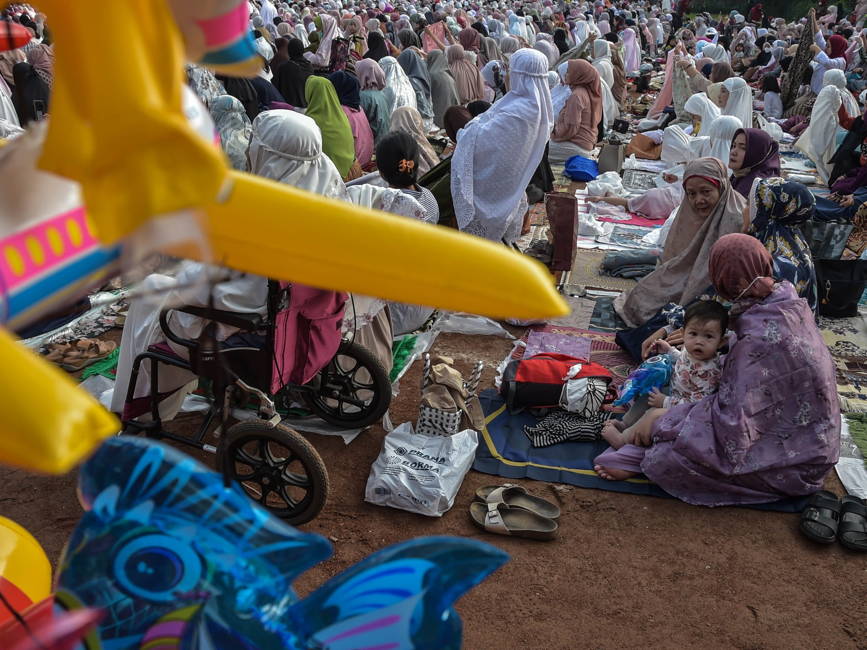 Warga Muhammadiyah melaksanakan salat Idul Fitri di Lapangan Lodaya, Jalan Lodaya, Kota Bandung, Jumat (21/4/2023).