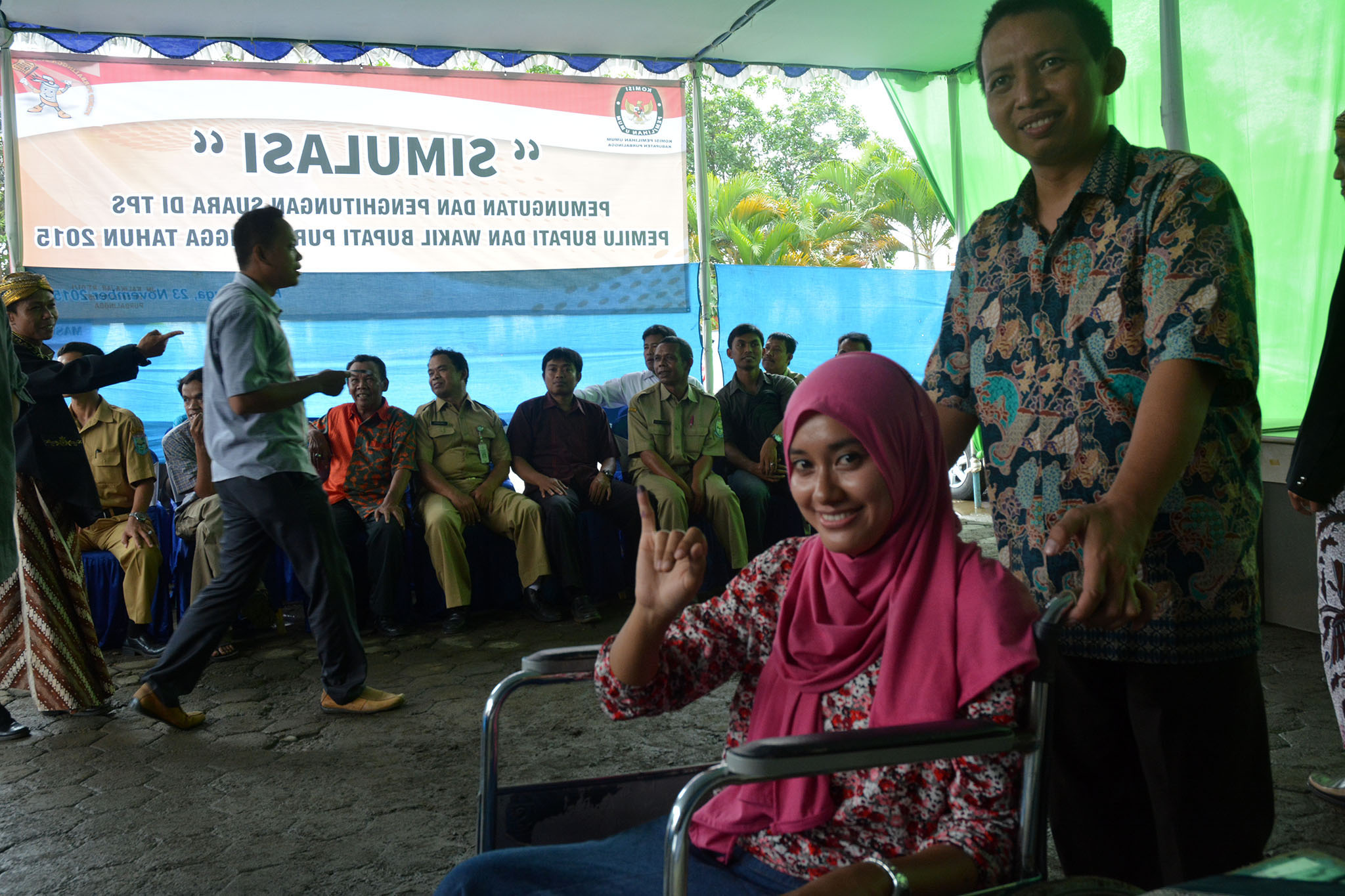 Sejumlah warga mengikuti simulasi pemungutan suara yang digelar KPU Purbalingga