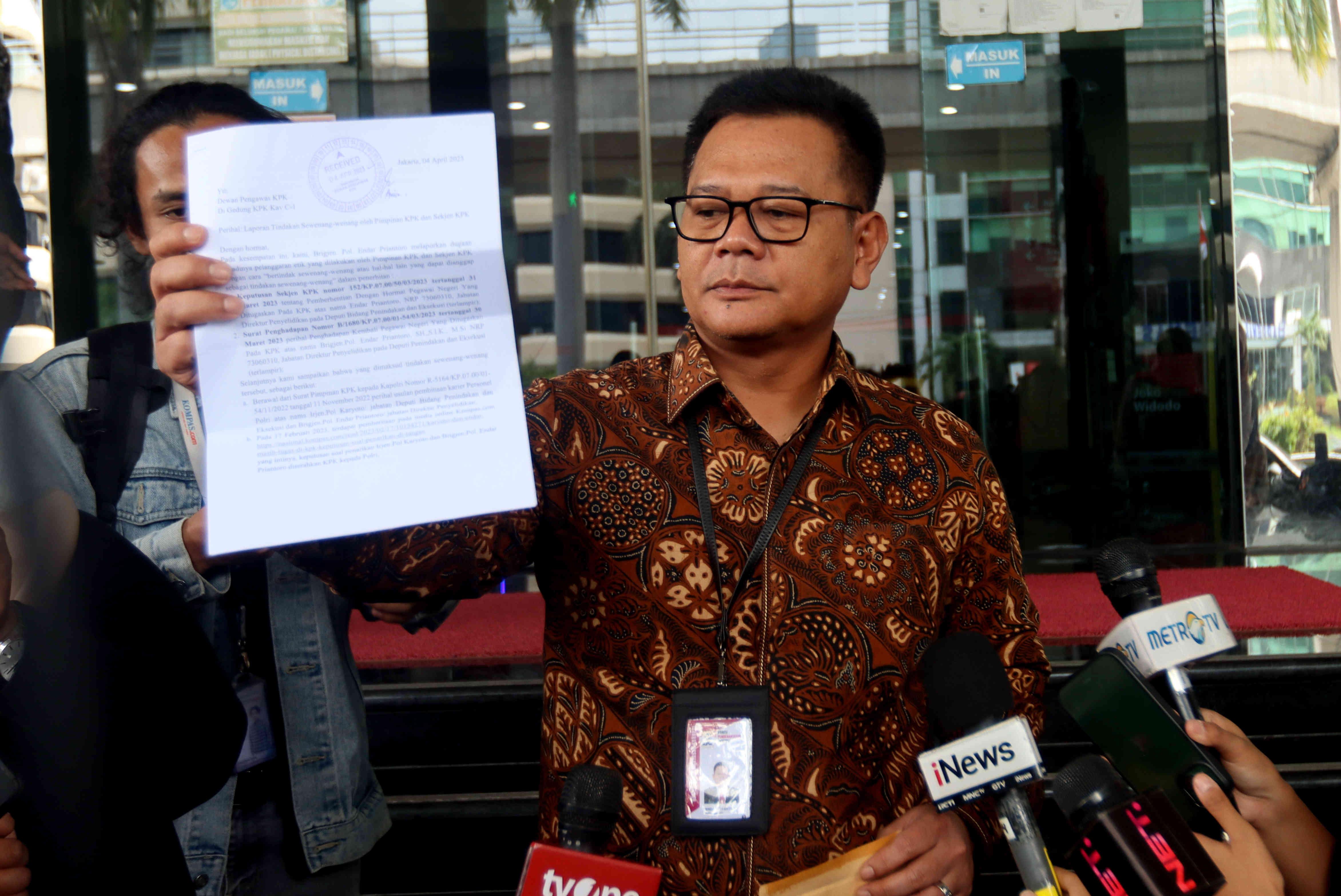 Mantan Direktur Penyidikan KPK Brigjen Endar Priantorousai menyampaikan pelaporan ke Dewas KPK, Selasa (4/4).