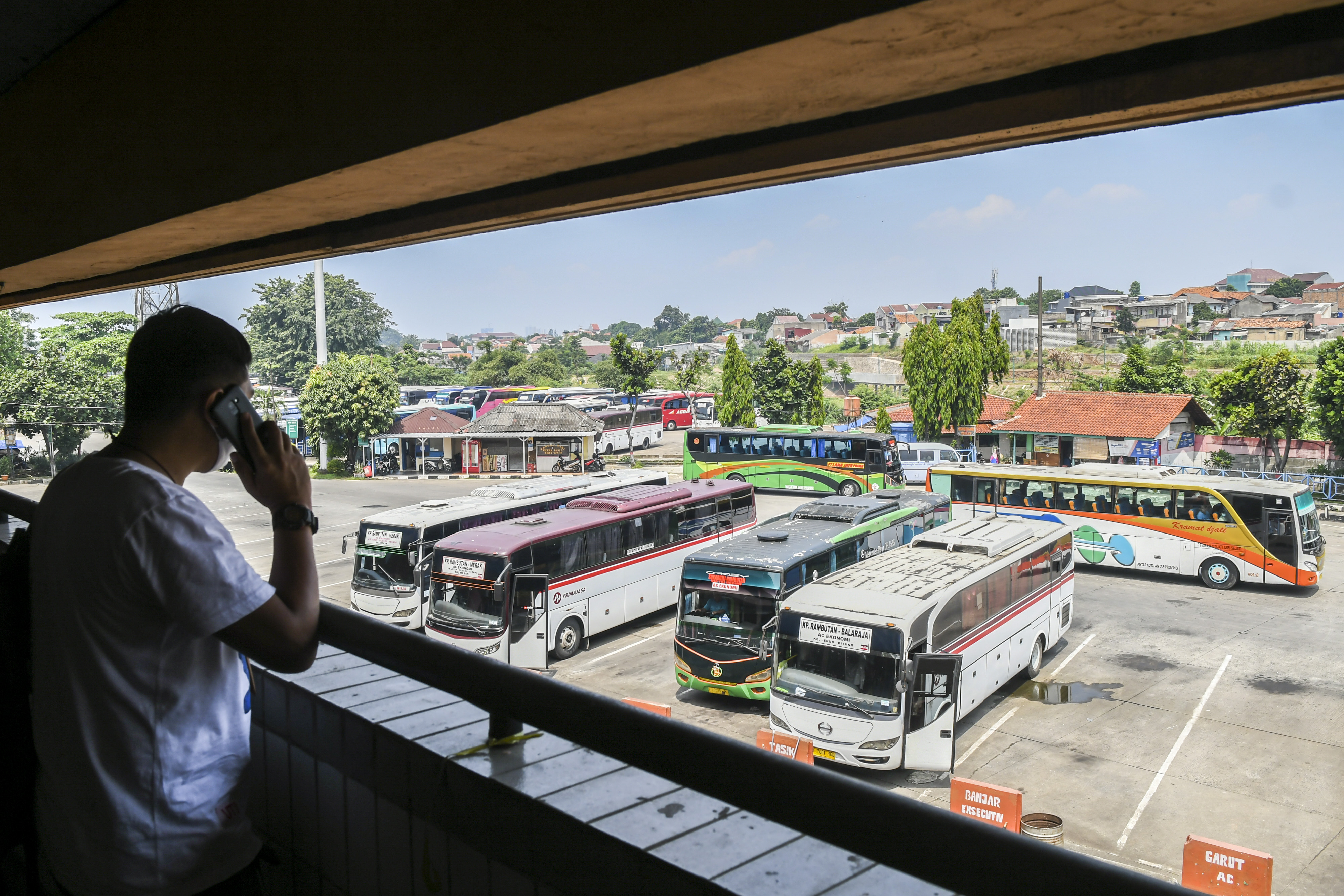 Sejumlah bus AKAP terparkir di Terminal Kampung Rambutan, Jakarta, Rabu (21/4/2021). 